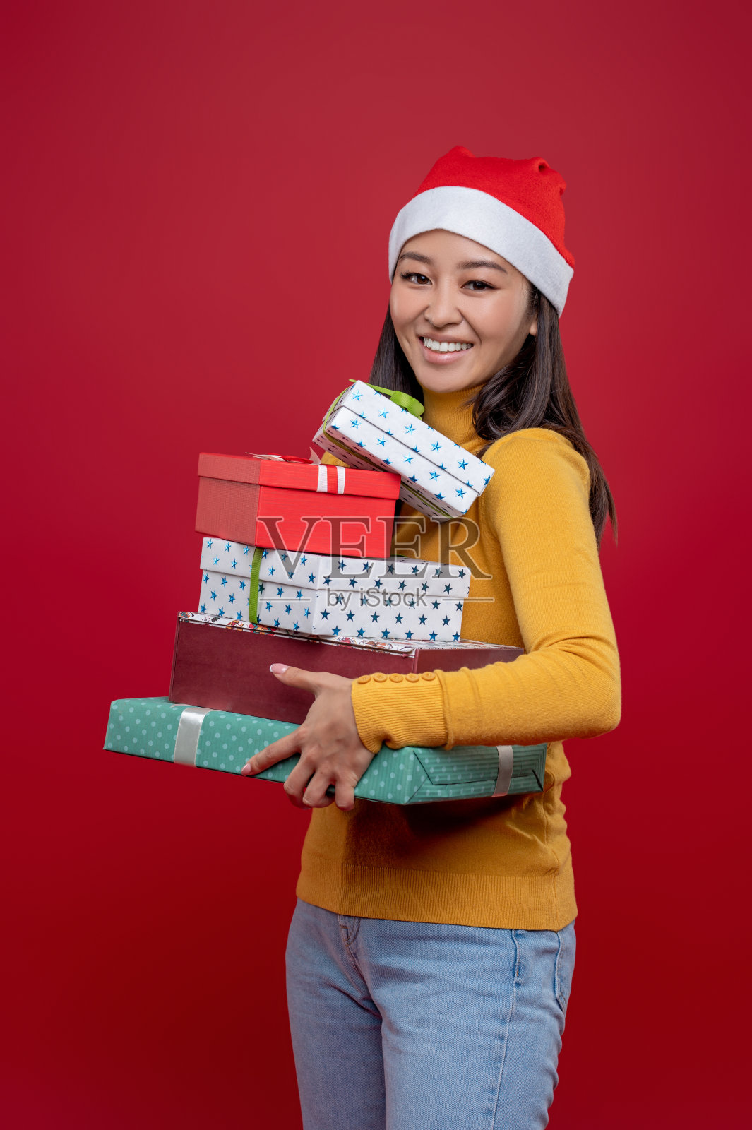 年轻可爱的女人拿着圣诞礼物的盒子照片摄影图片