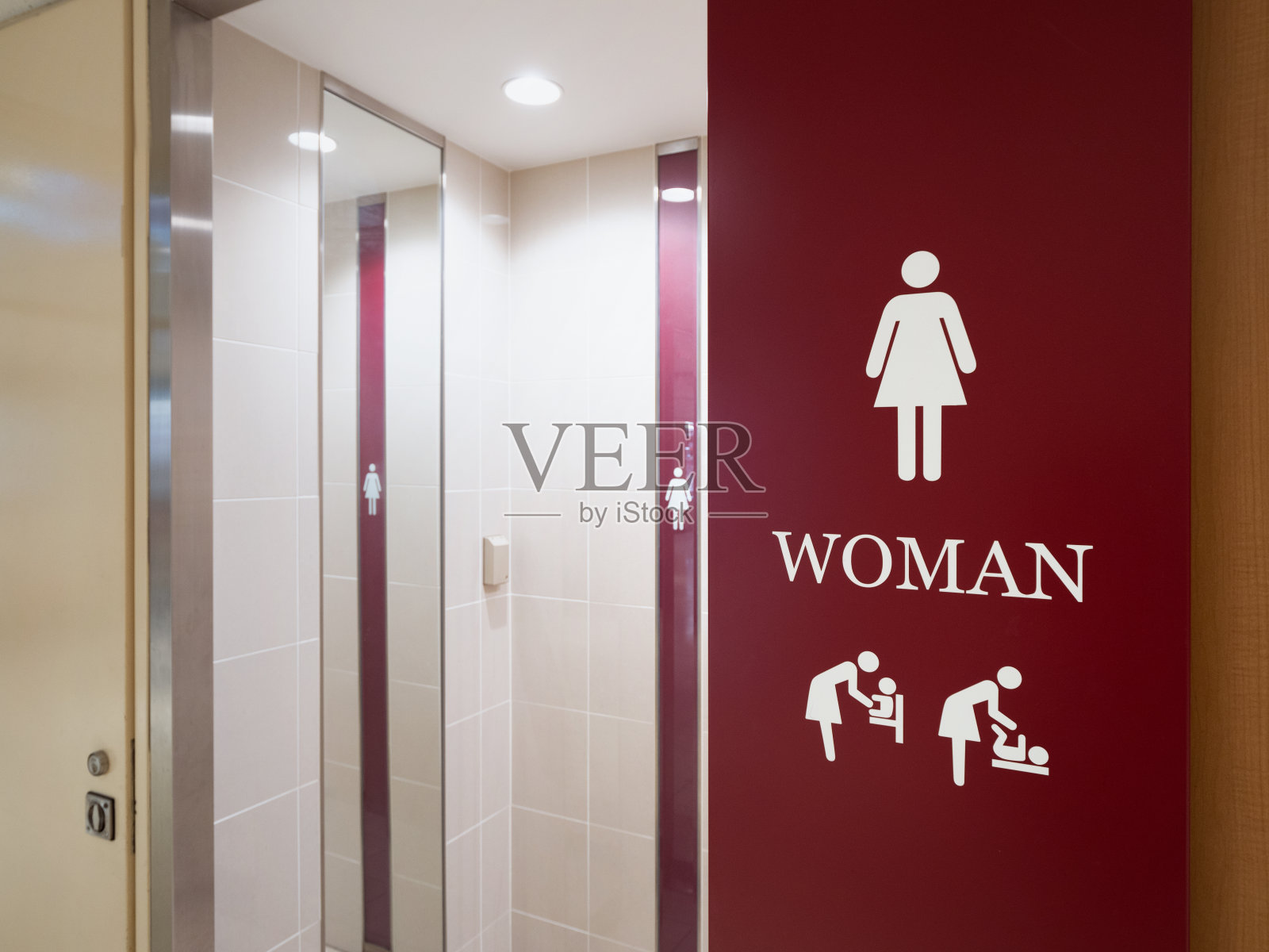 商业设施内的公厕照片摄影图片