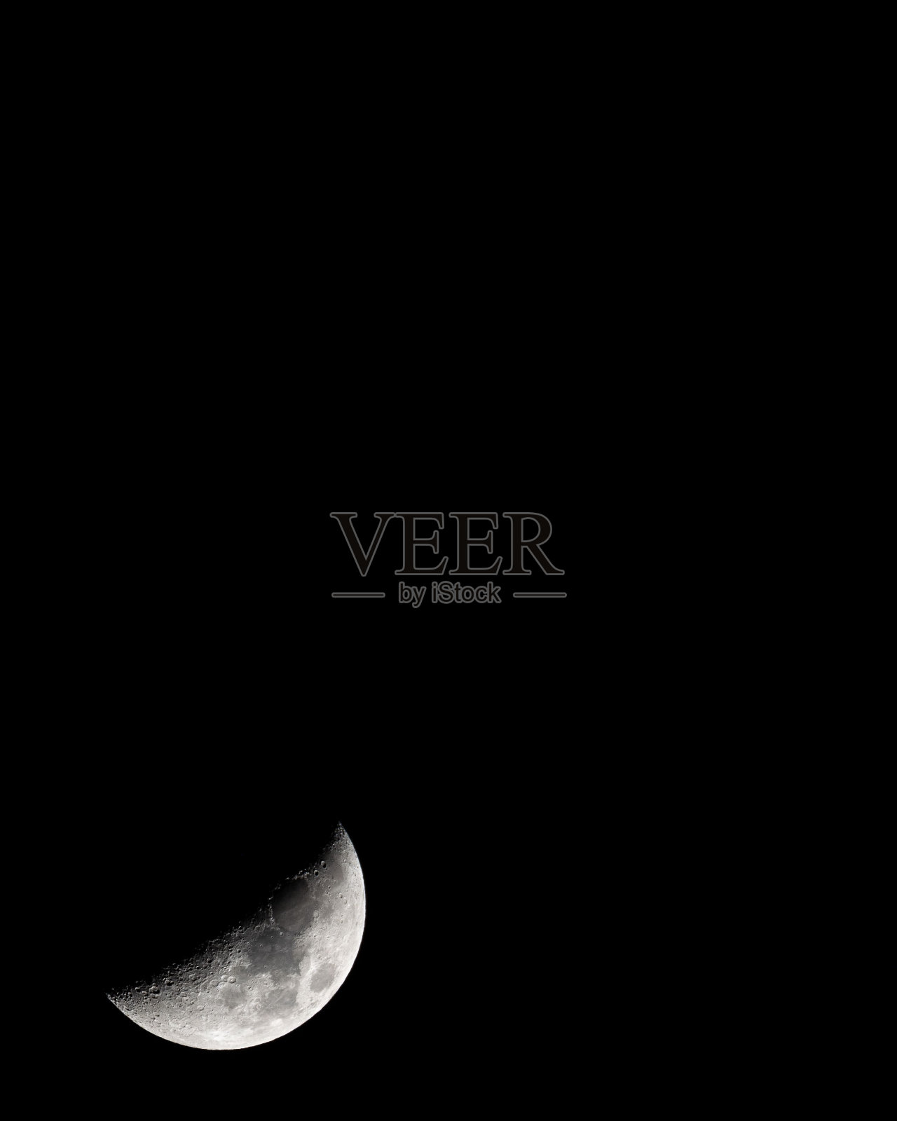 循环黑坑月夜空间，垂直拍摄照片摄影图片