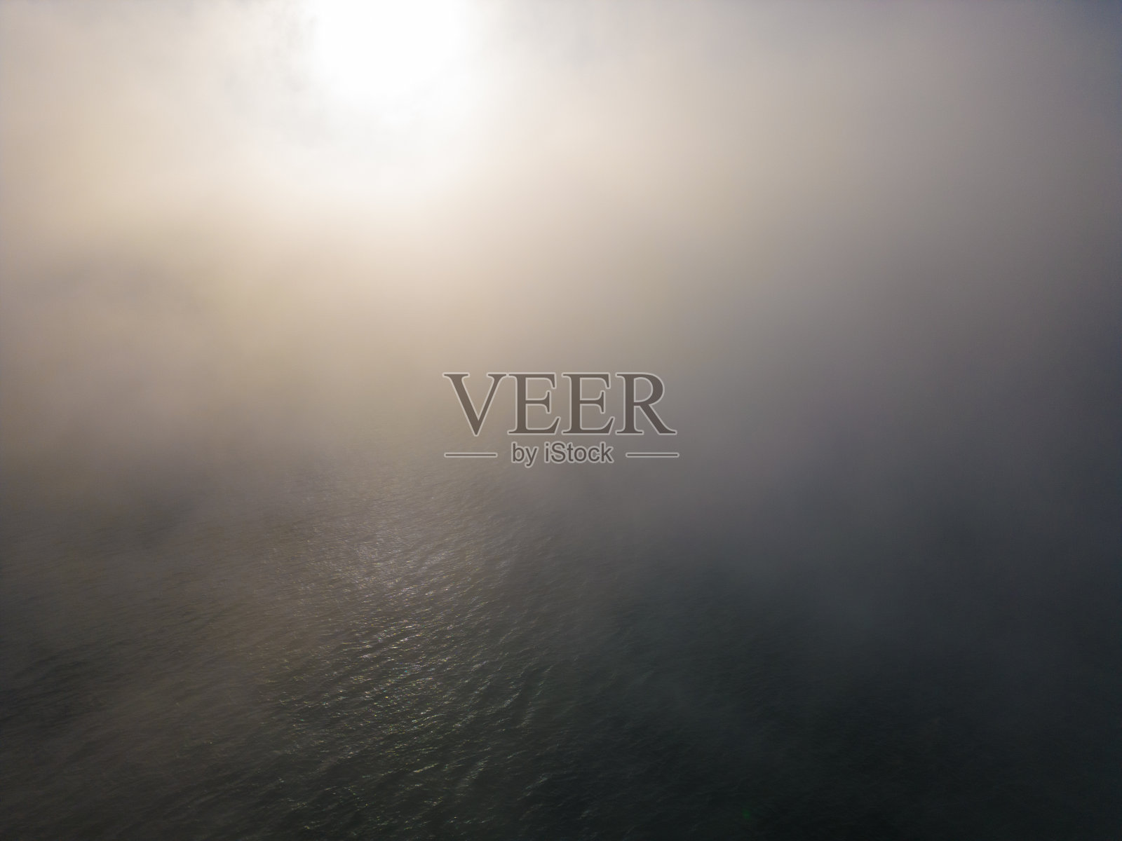 无人机在清晨的大雾中飞越海面照片摄影图片