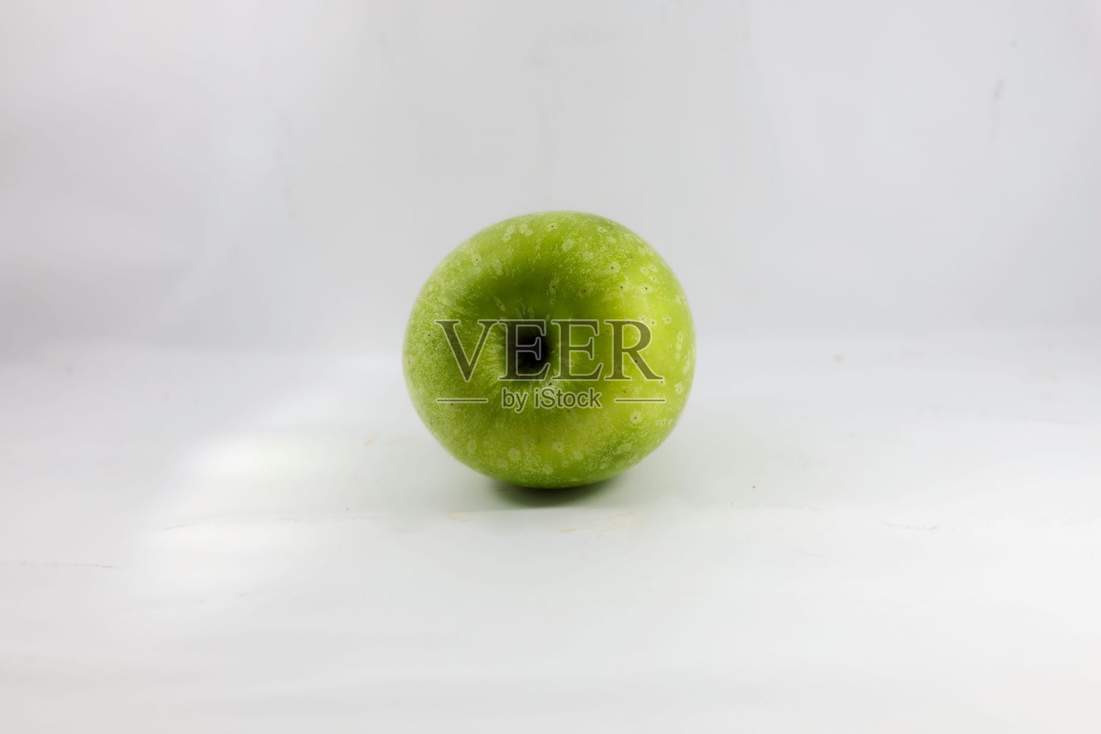 美味的绿苹果配上白色的背景照片摄影图片