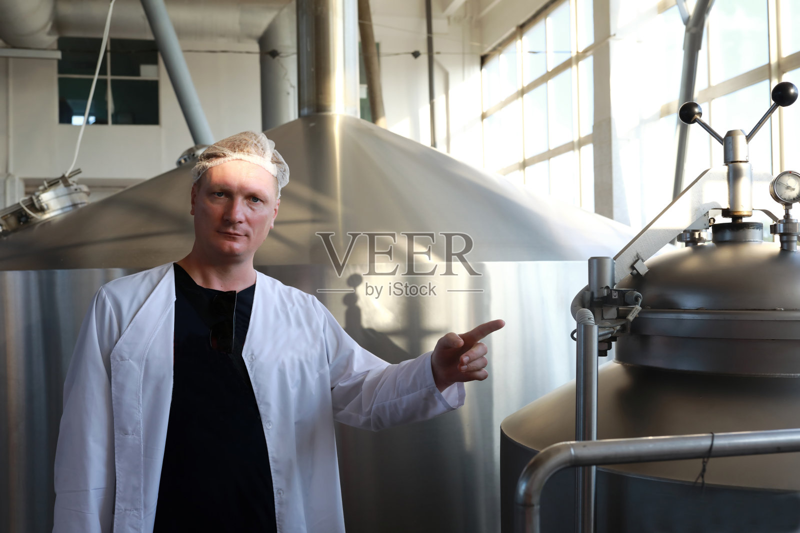 在酿酒厂穿着制服的技术专家照片摄影图片