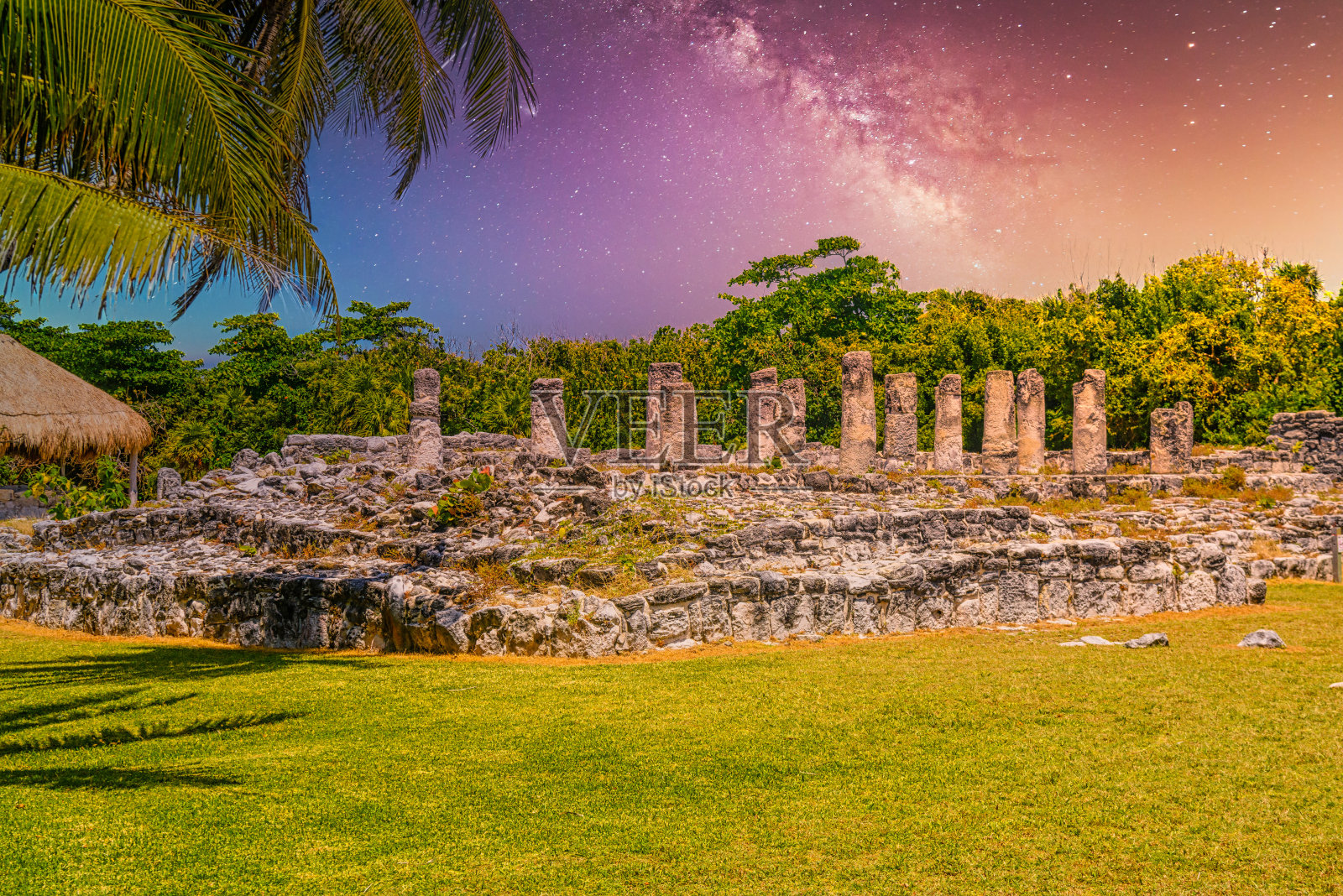 墨西哥尤卡坦省坎昆附近埃尔雷伊考古区的玛雅古代遗迹，夜空中有银河系的星星照片摄影图片