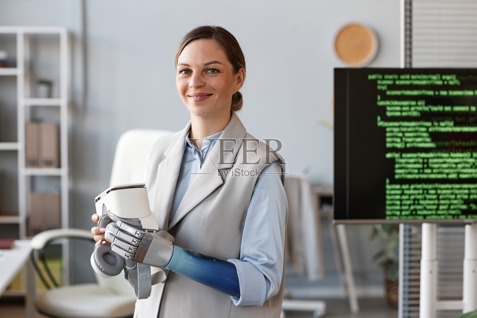 研究人员手持VR眼镜照片摄影图片