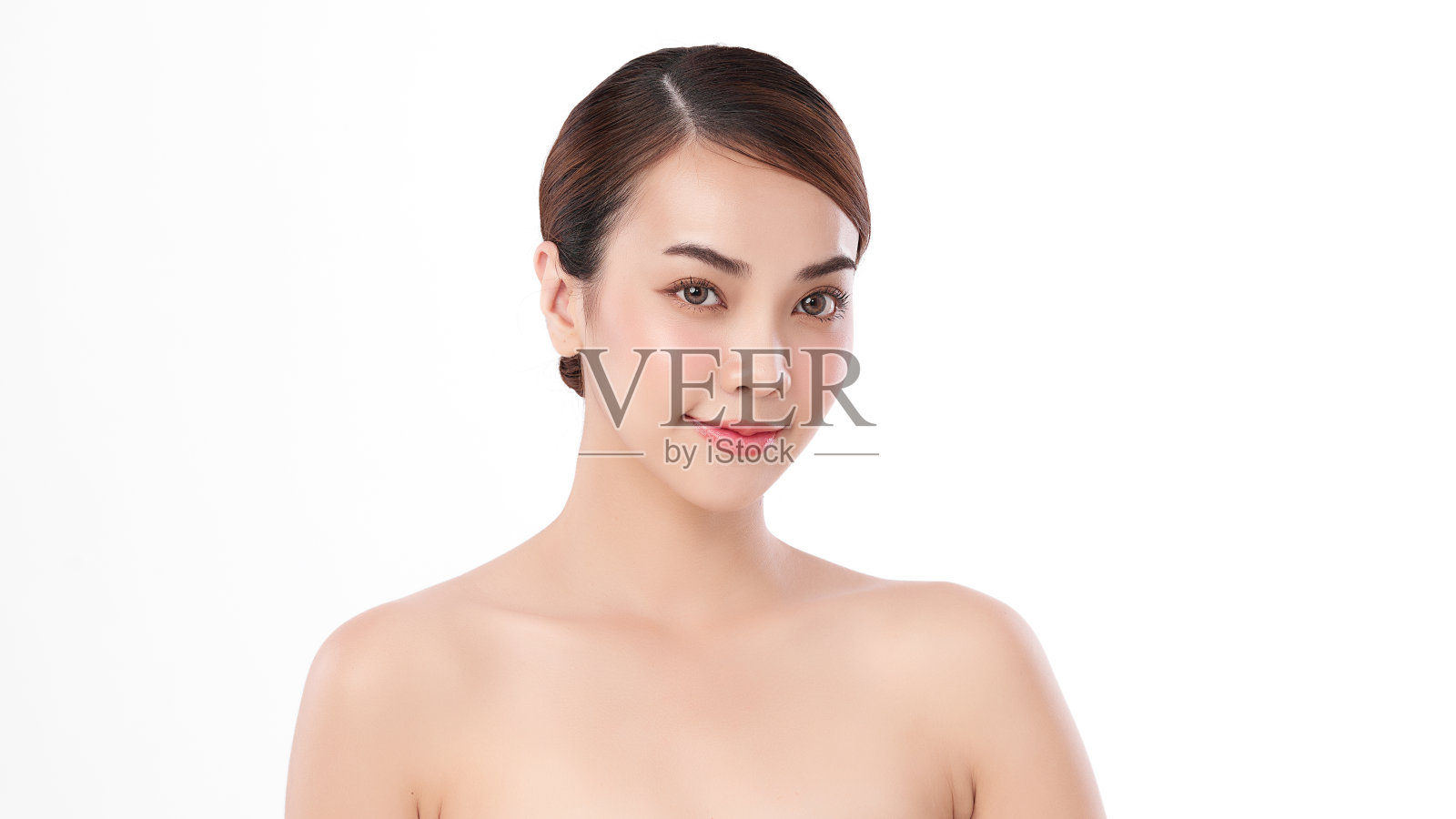 美丽年轻的亚洲女性与清洁新鲜的皮肤在白色的背景，面部护理，面部治疗，美容，美容和水疗，亚洲女性肖像。照片摄影图片