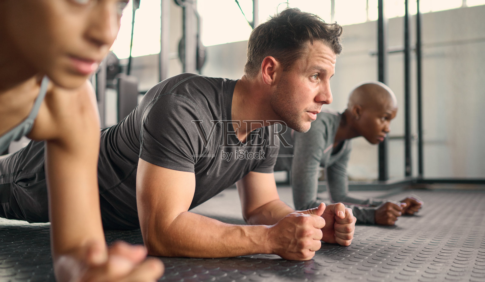 健身，训练和俯卧撑与人在健身房和课堂锻炼，健康和运动。健康，耐力和强大的运动员和自由体操教练，健身和力量在一起照片摄影图片