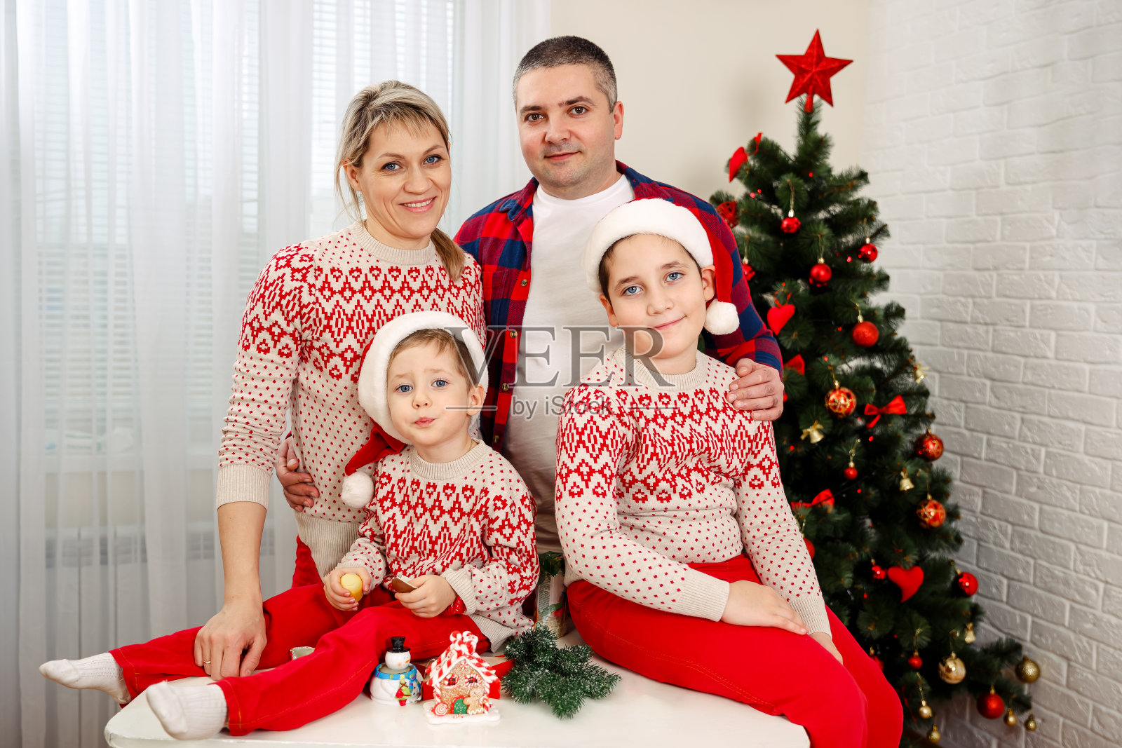 一家人烤制圣诞饼干。新年庆祝传统。照片摄影图片