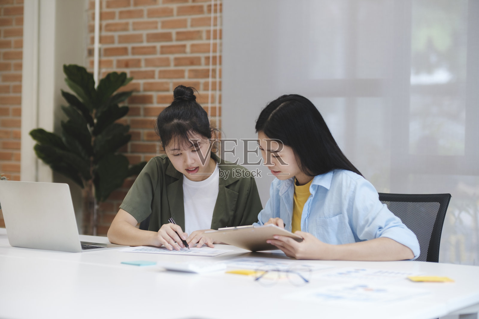 启动亚洲商业团队概念，讨论显示结果的图表。照片摄影图片