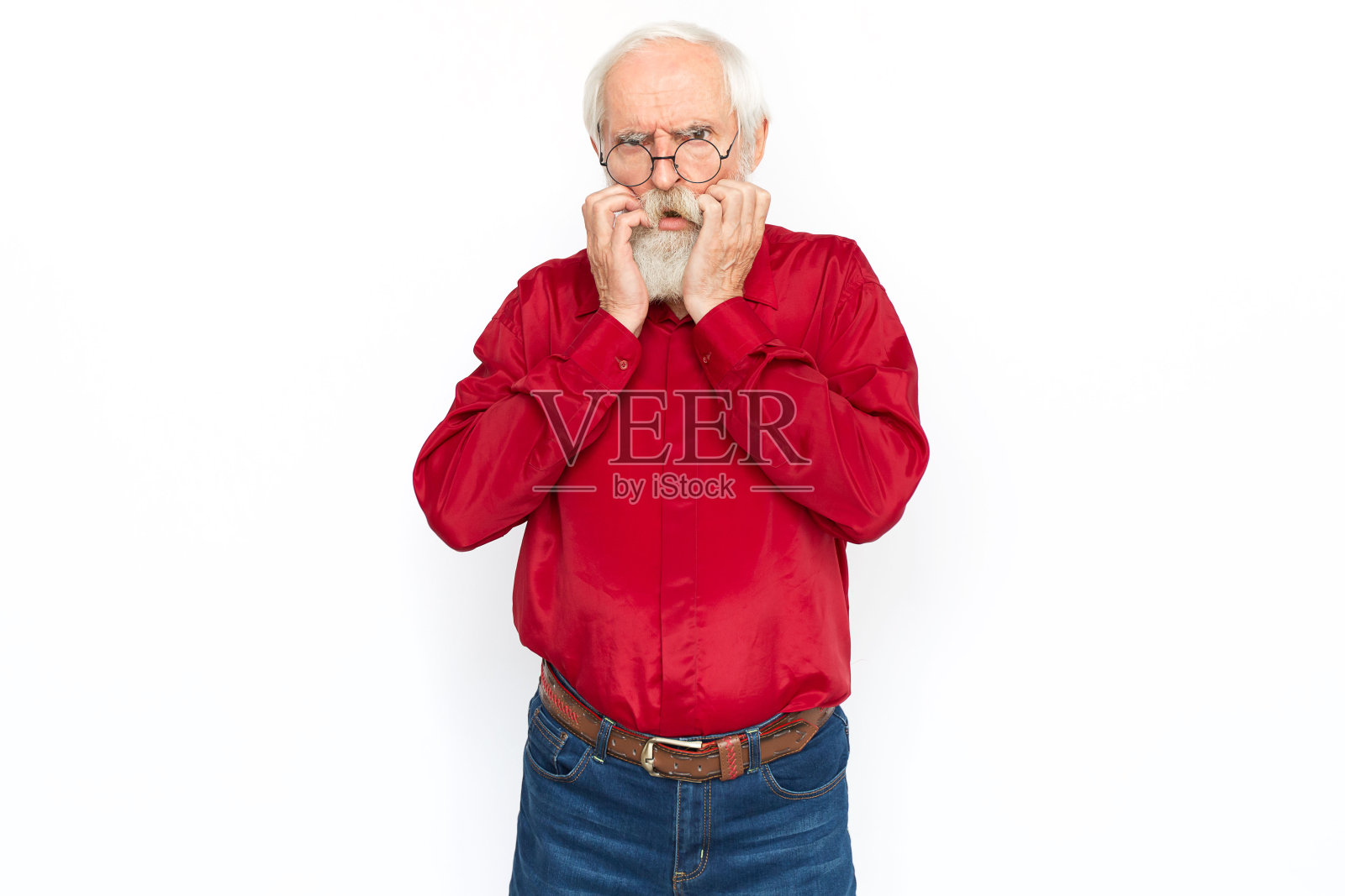 愤怒的高级男子抓胡子照片摄影图片