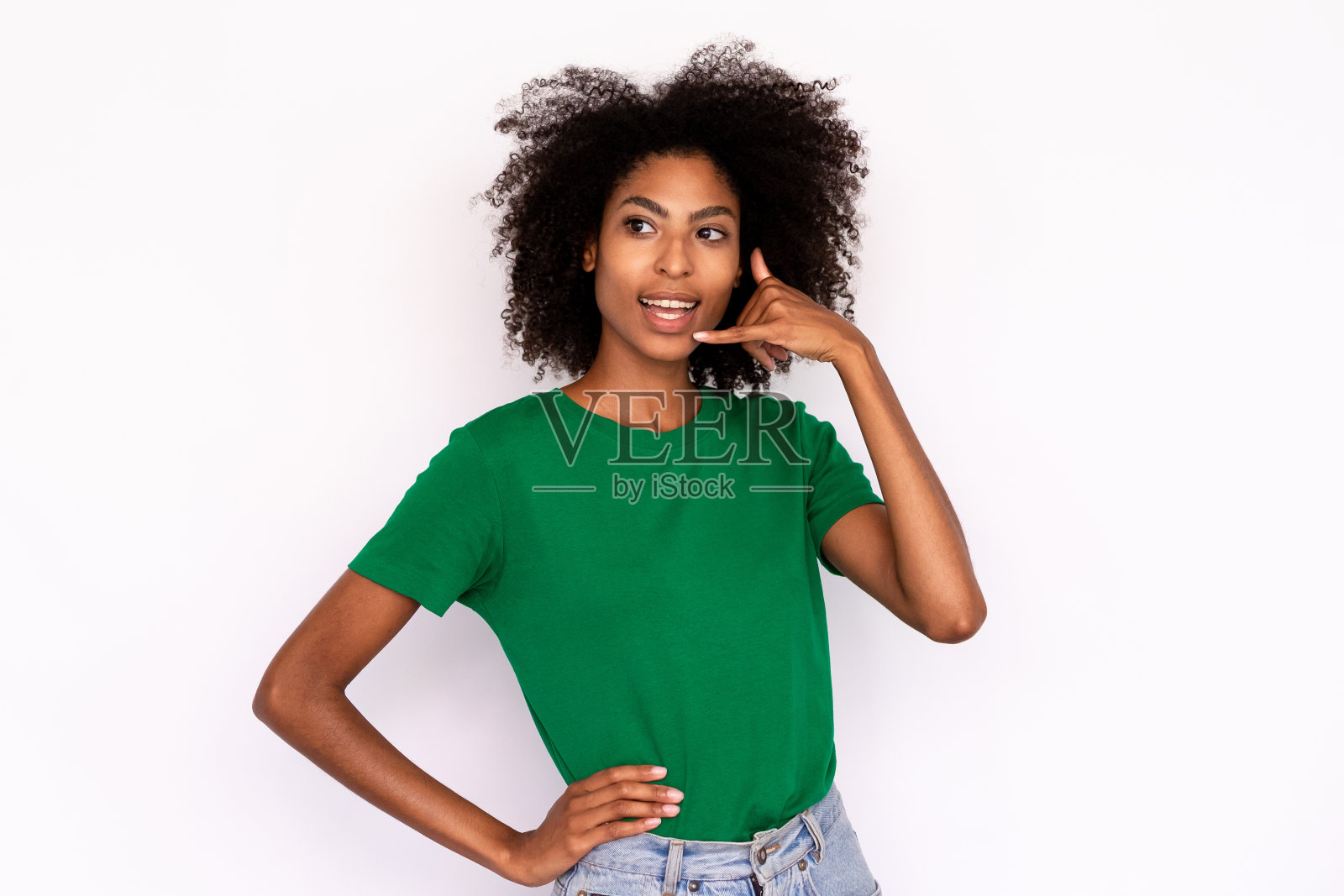 快乐的年轻女子的肖像做呼叫手势照片摄影图片