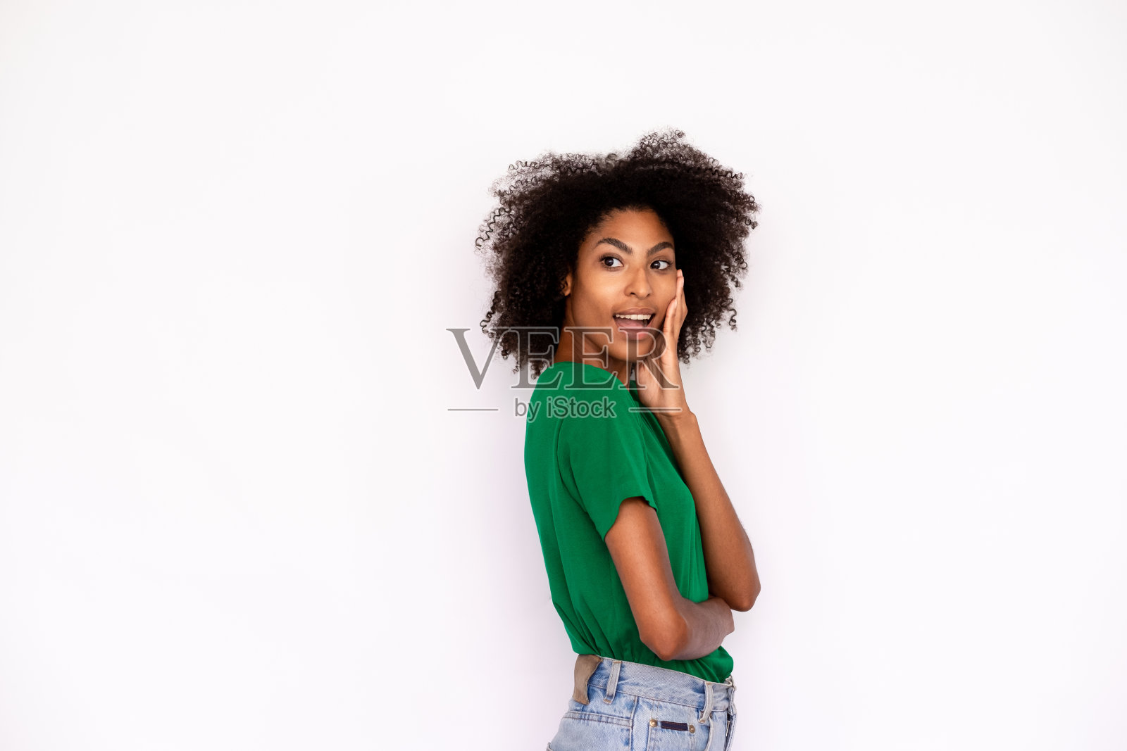 兴奋的年轻女子触摸脸和张开嘴的肖像照片摄影图片