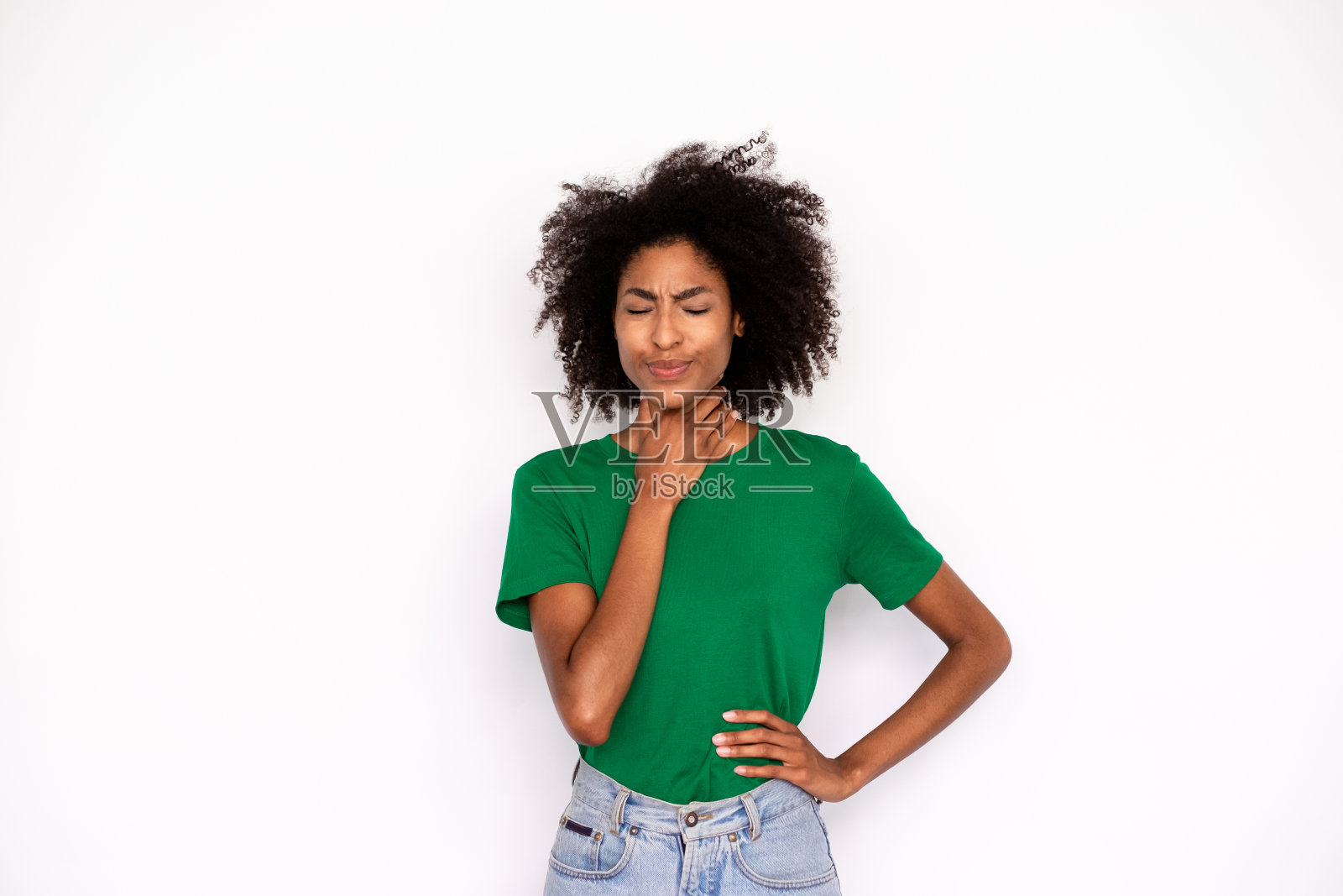 患有喉咙痛的不适年轻女子的肖像照片摄影图片