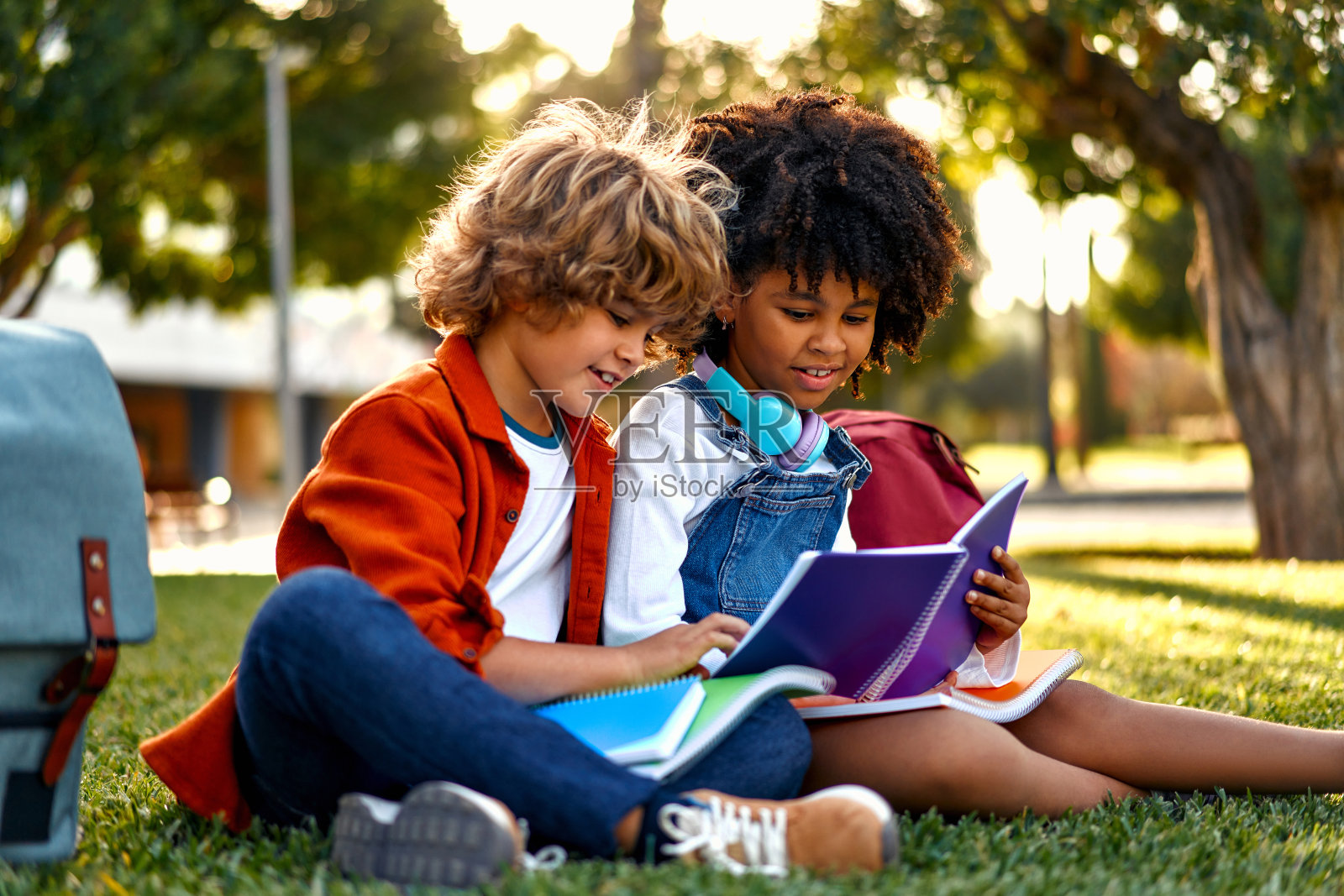 街上的学生照片摄影图片