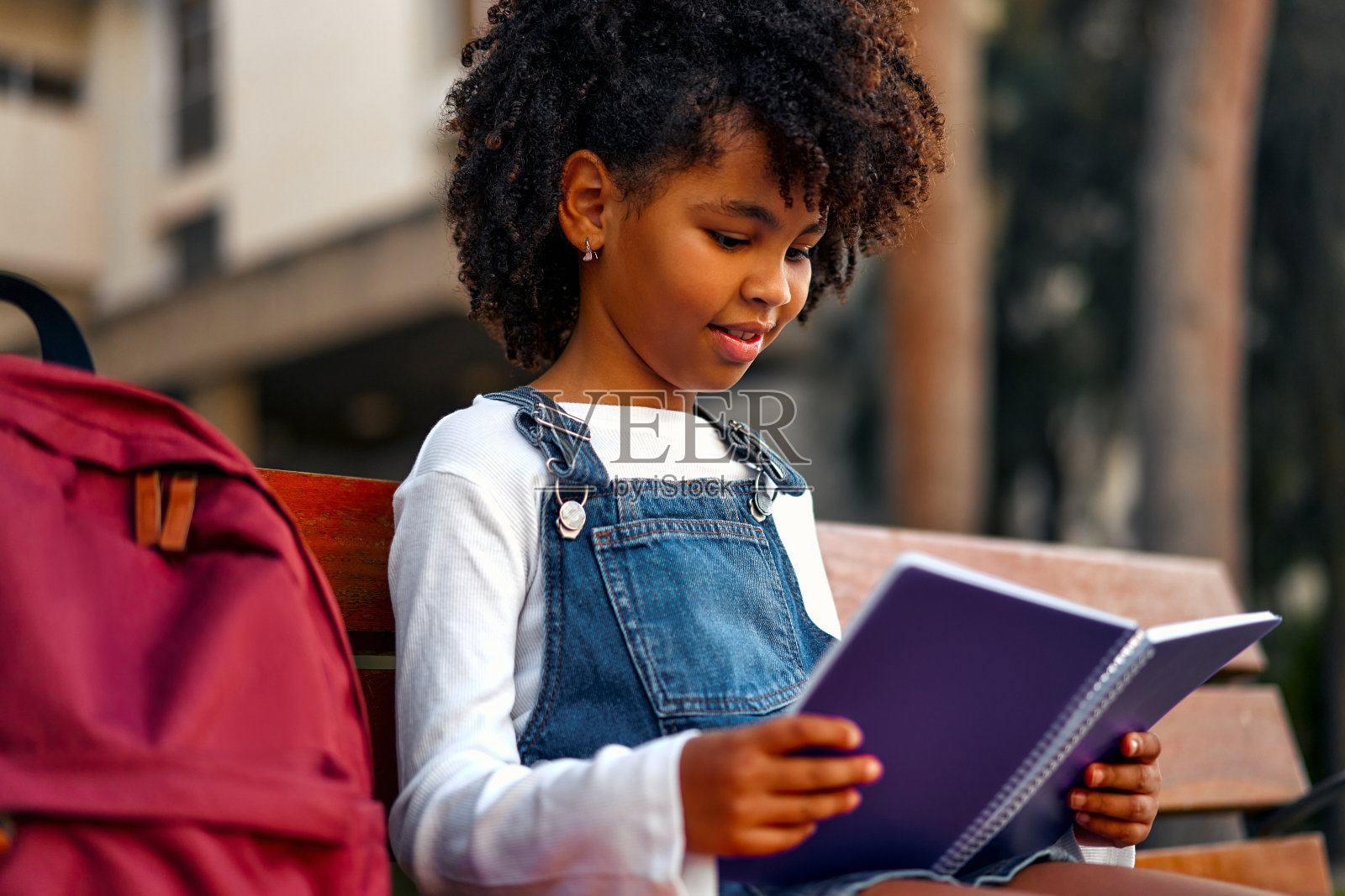 街上的学生照片摄影图片