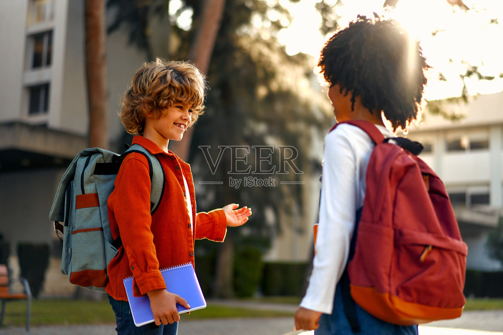 街上的学生照片摄影图片