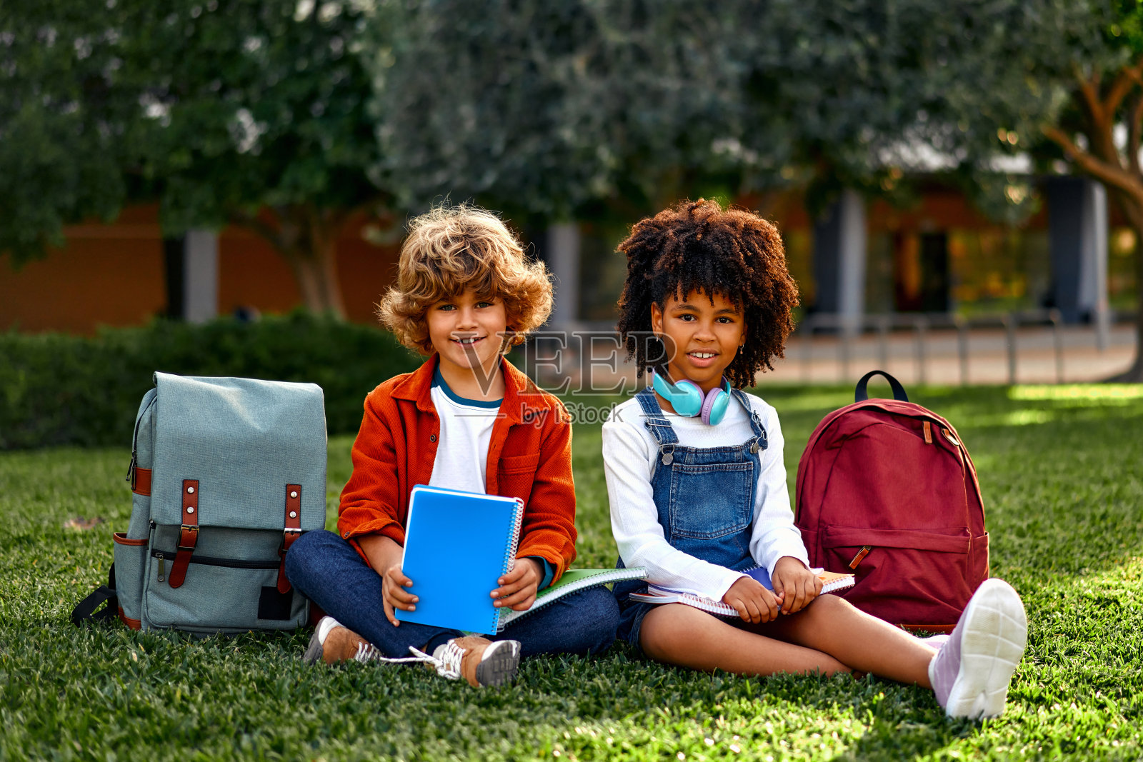 街上的学生照片摄影图片
