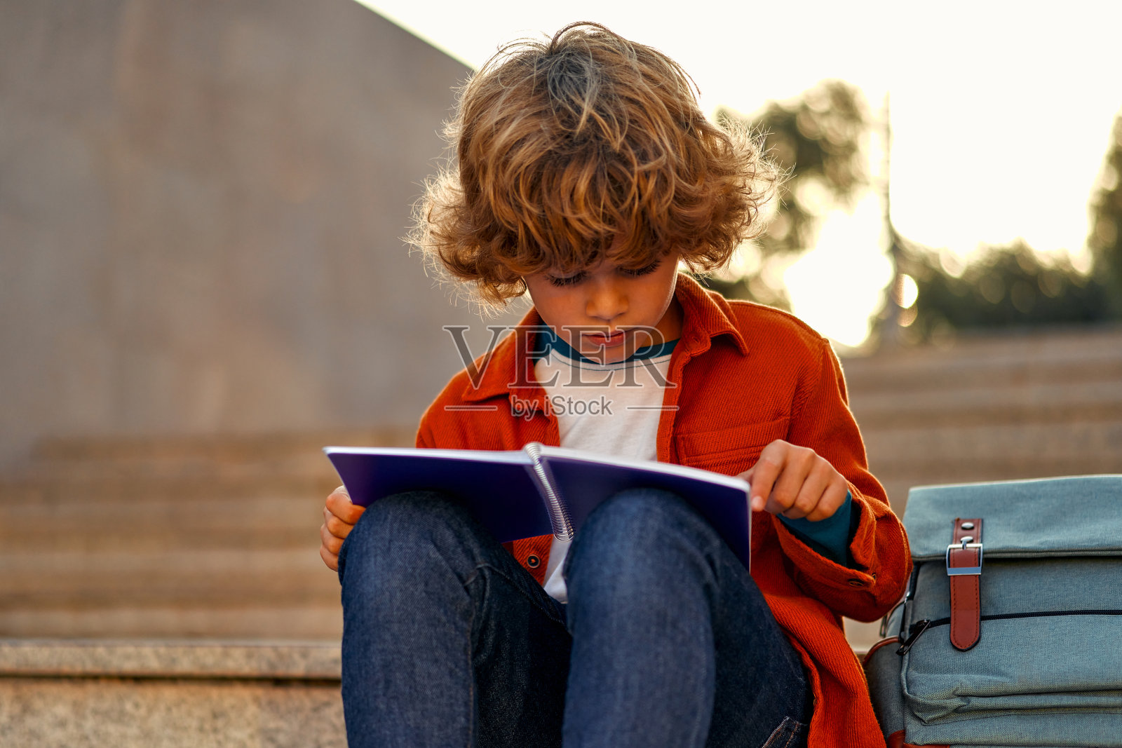 街上的学生照片摄影图片