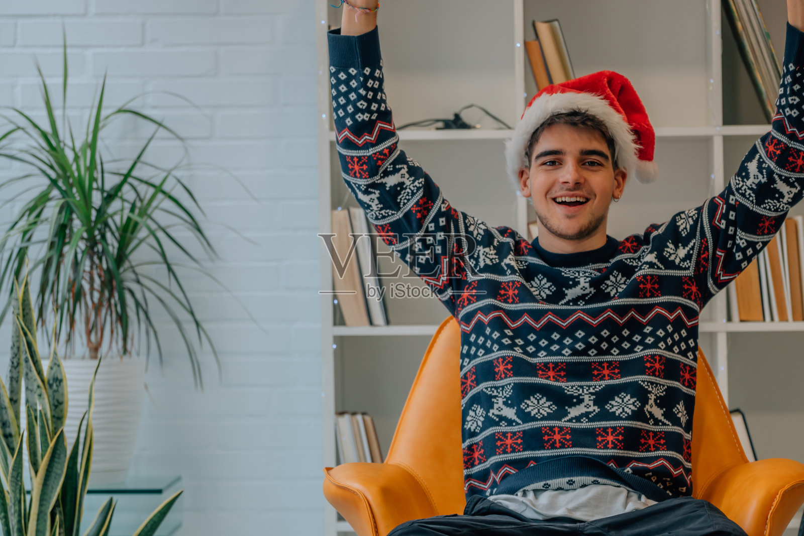 年轻人在圣诞节在家兴奋地高兴照片摄影图片