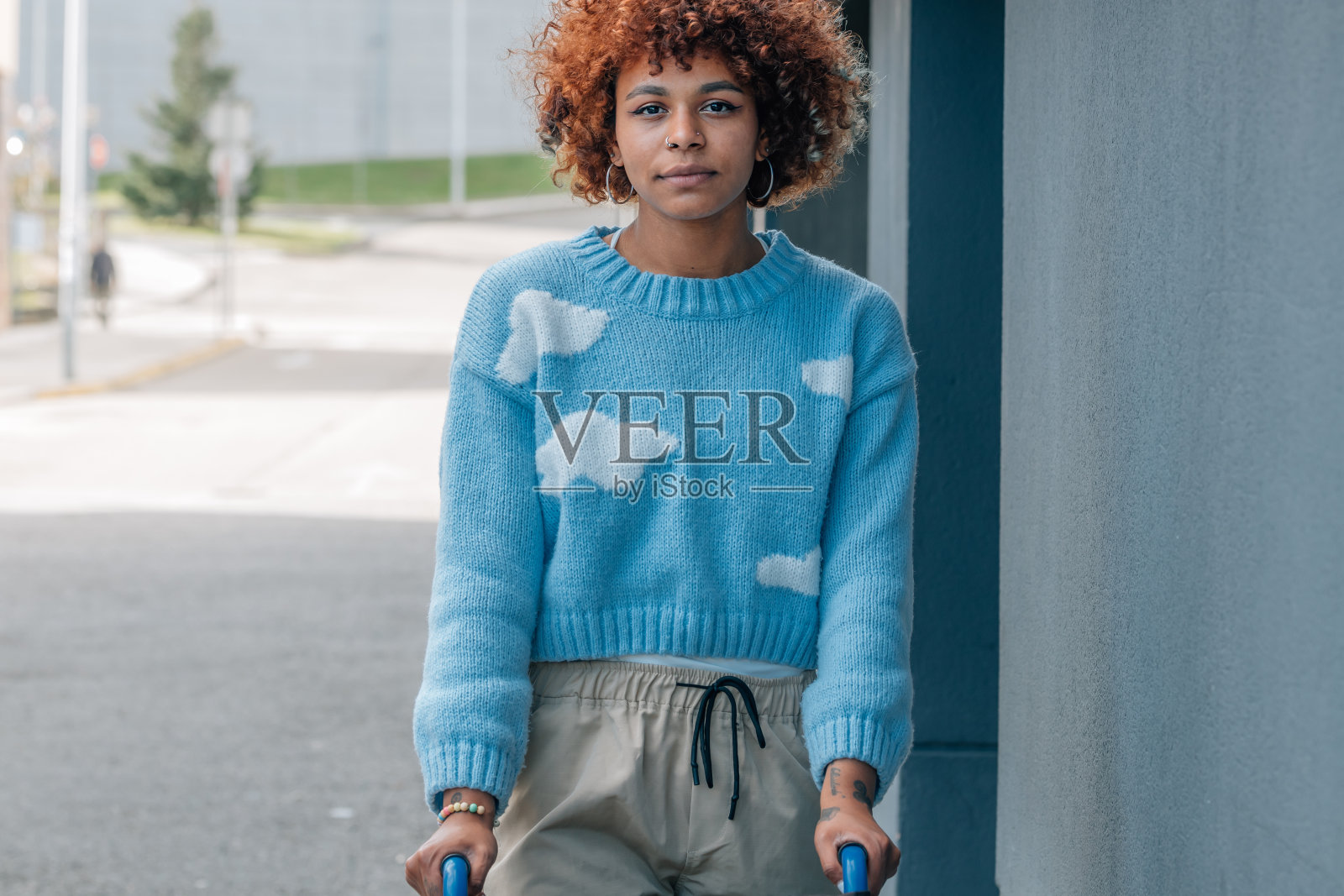 推轮椅的非裔美国女孩照片摄影图片