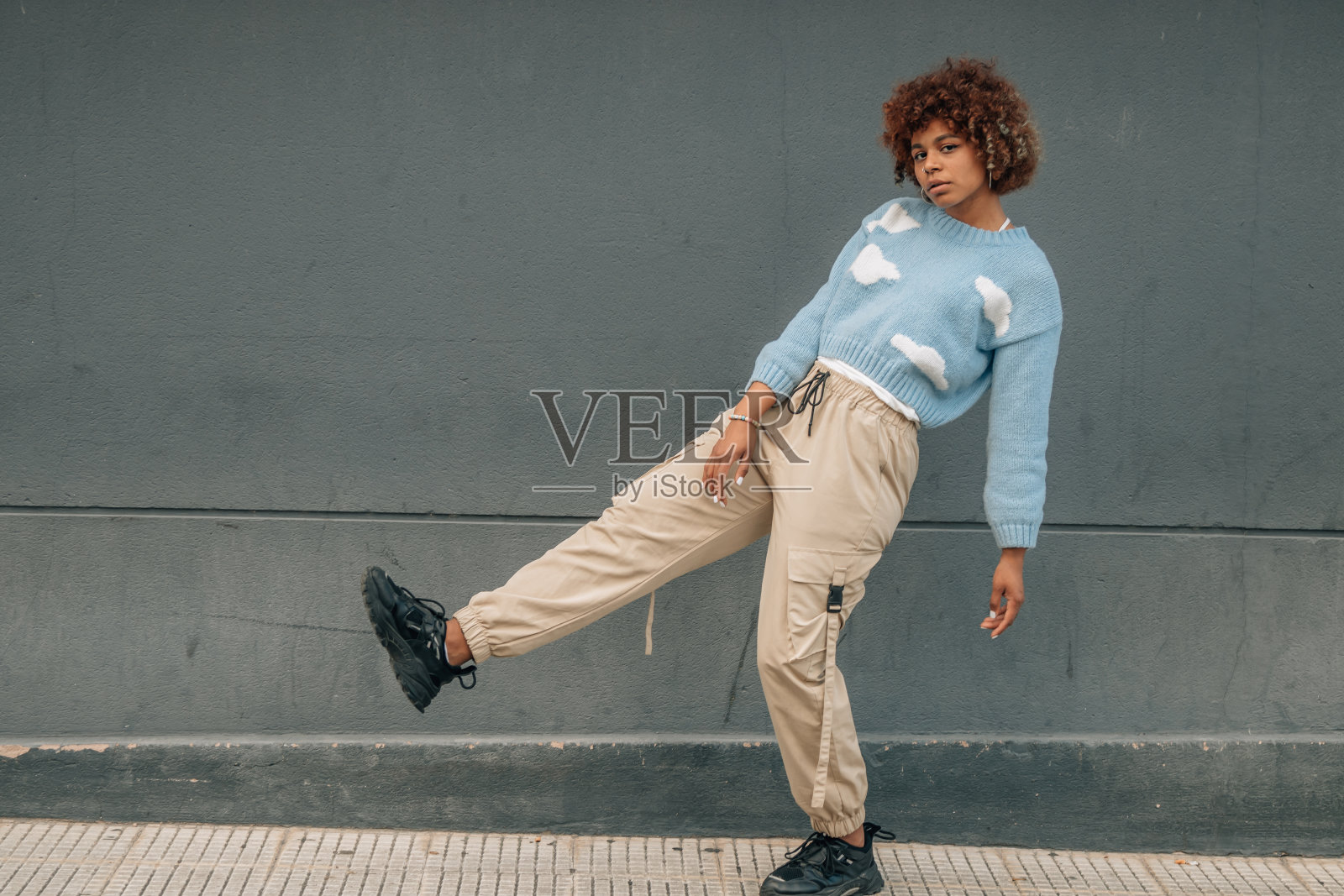 年轻的非裔美国女孩在街上摆姿势照片摄影图片