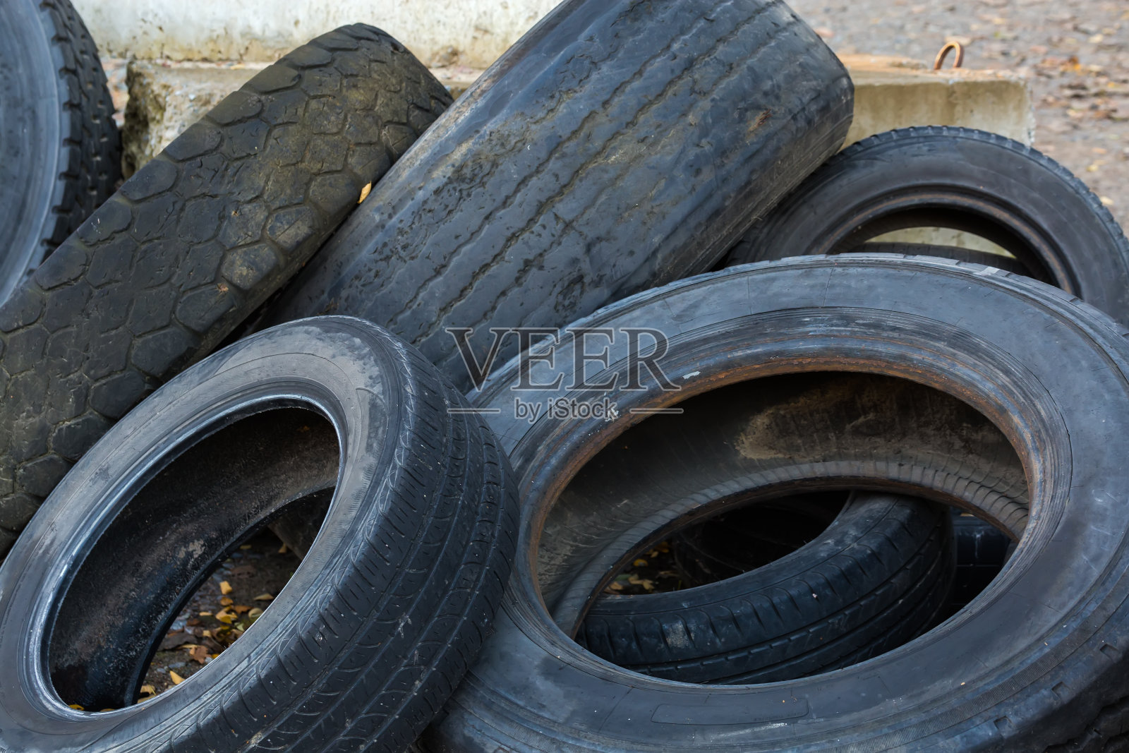 一堆破旧的卡车和汽车轮胎照片摄影图片