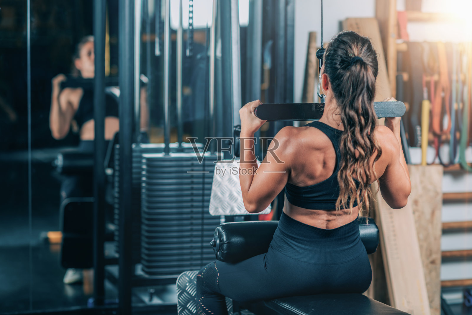 在健身房锻炼。照片摄影图片