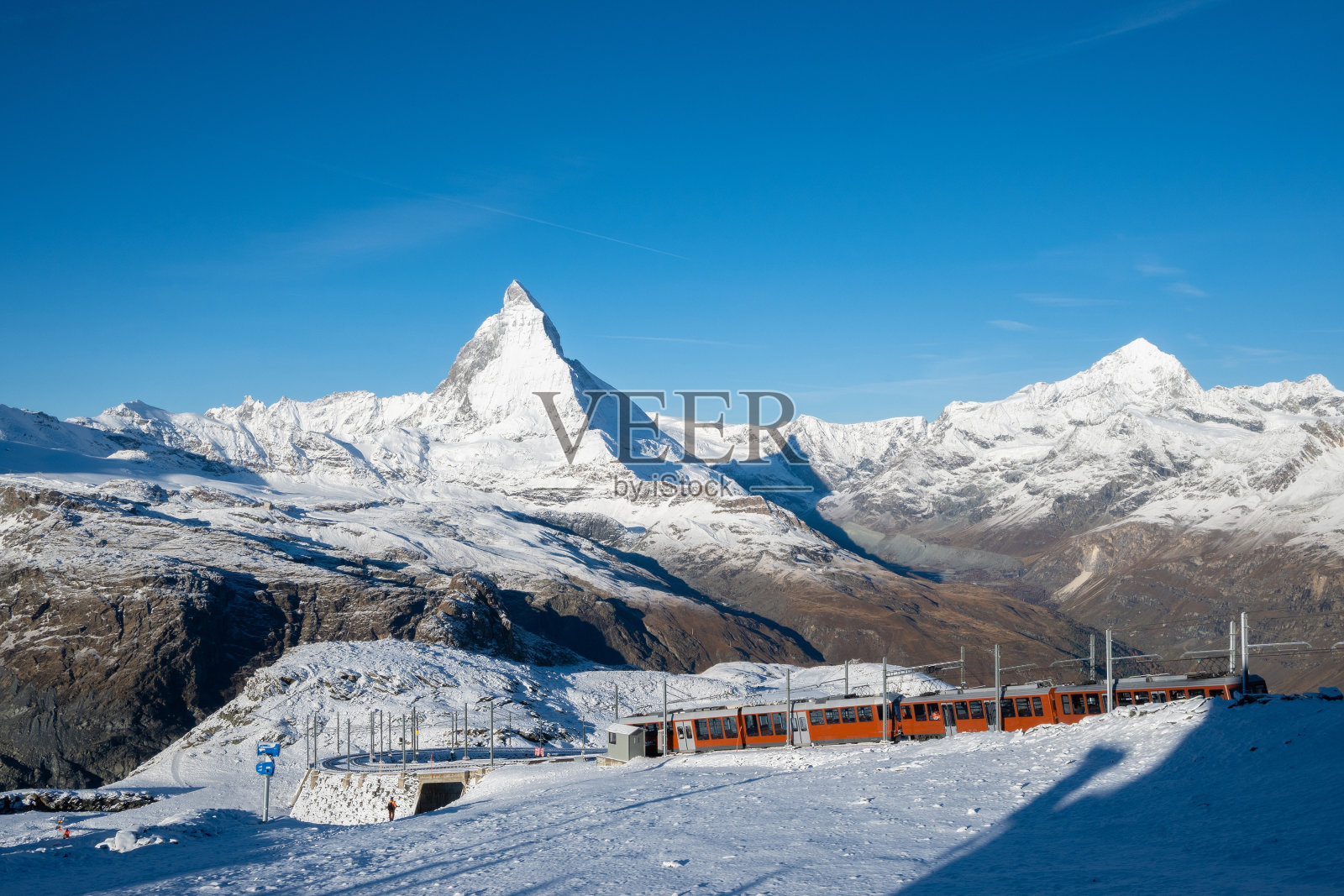 美丽的马特洪峰景色和瑞士雪地上的火车。照片摄影图片