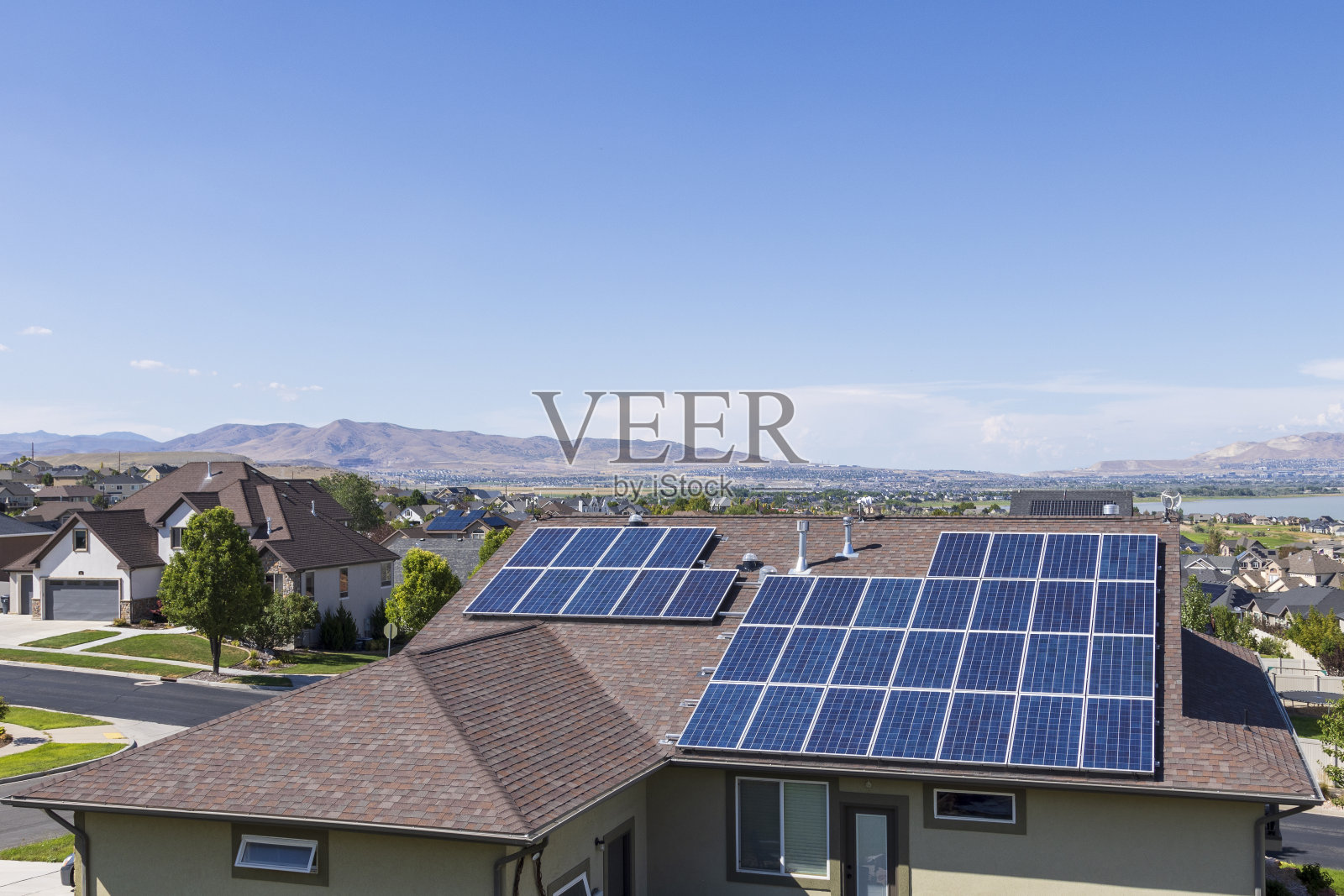 住宅小区屋顶上的太阳能电池板照片摄影图片