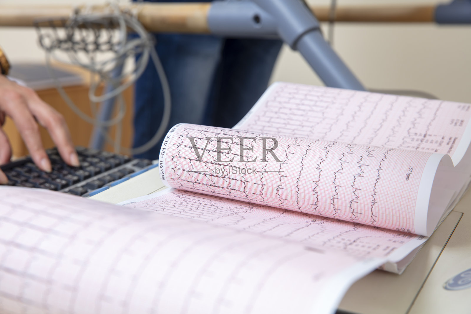 心脏科医生患者心电图结果照片摄影图片