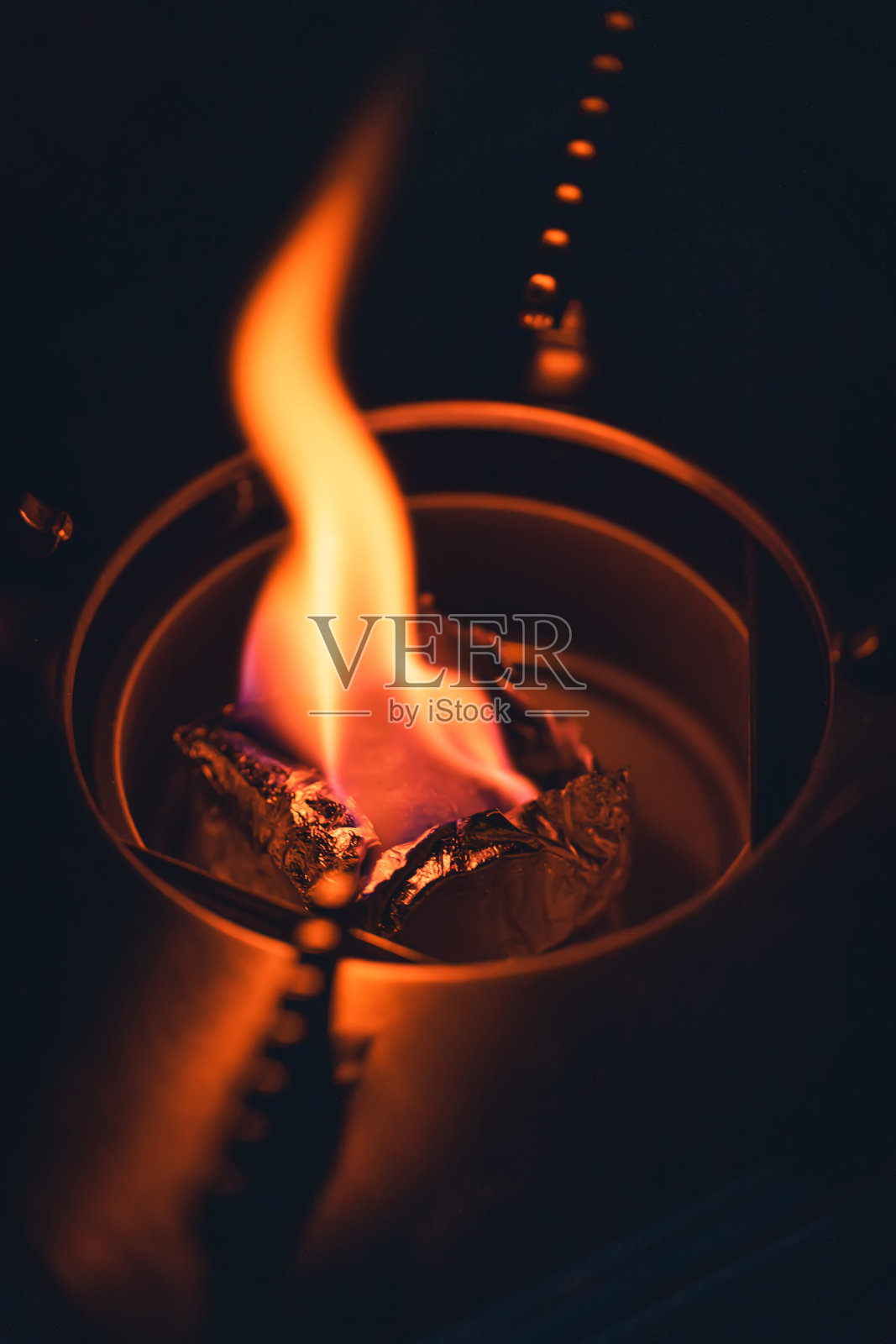 酒精炉中燃烧的火焰照片摄影图片