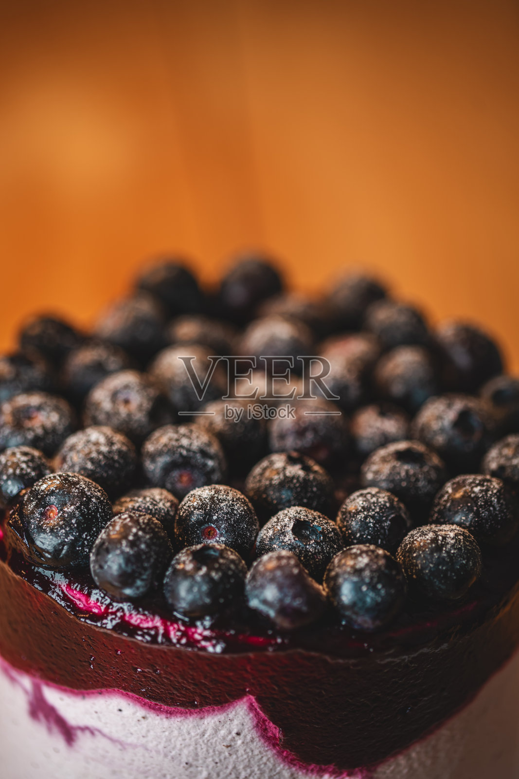 木板上的蓝莓蛋糕照片摄影图片