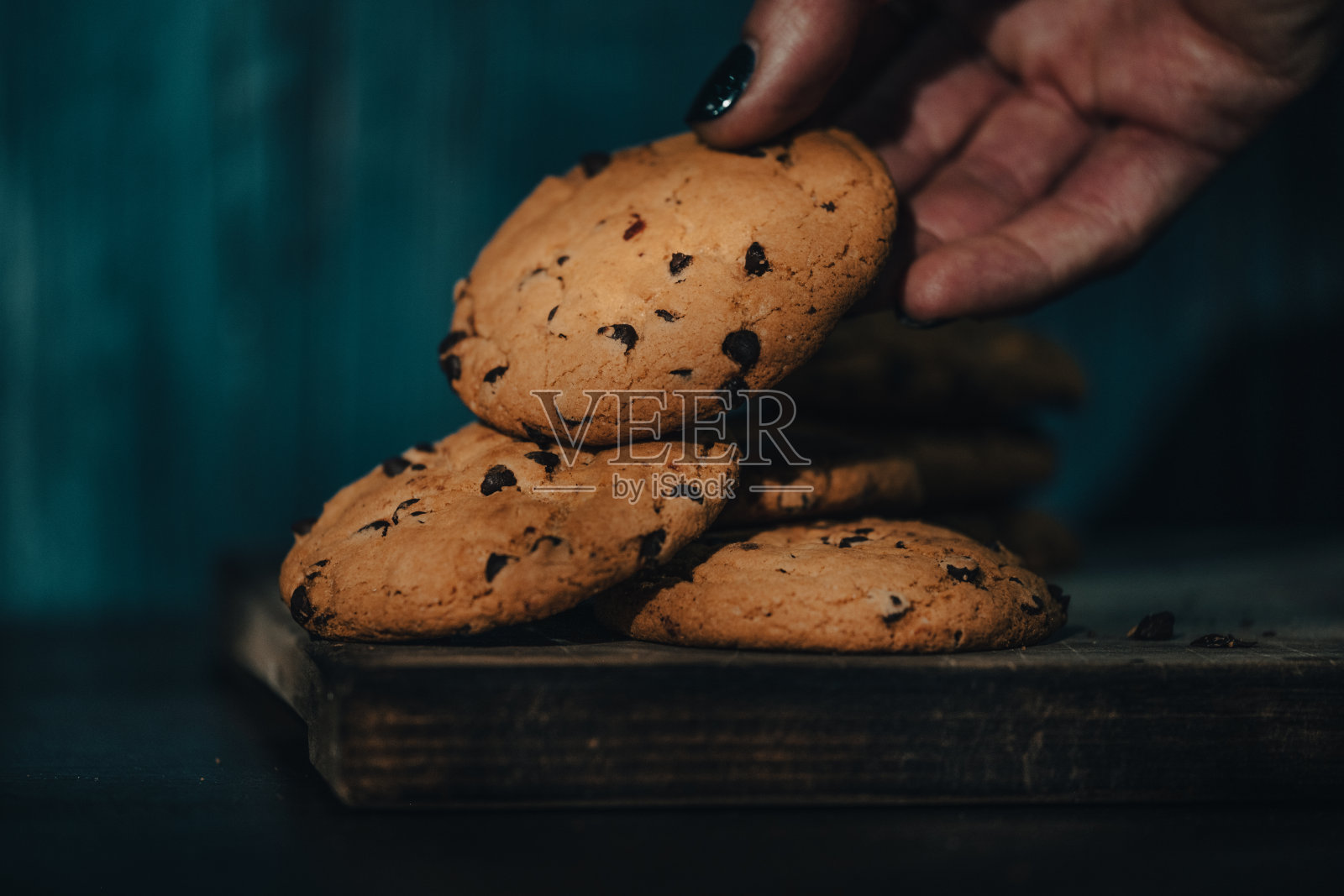 手拿饼干。照片摄影图片