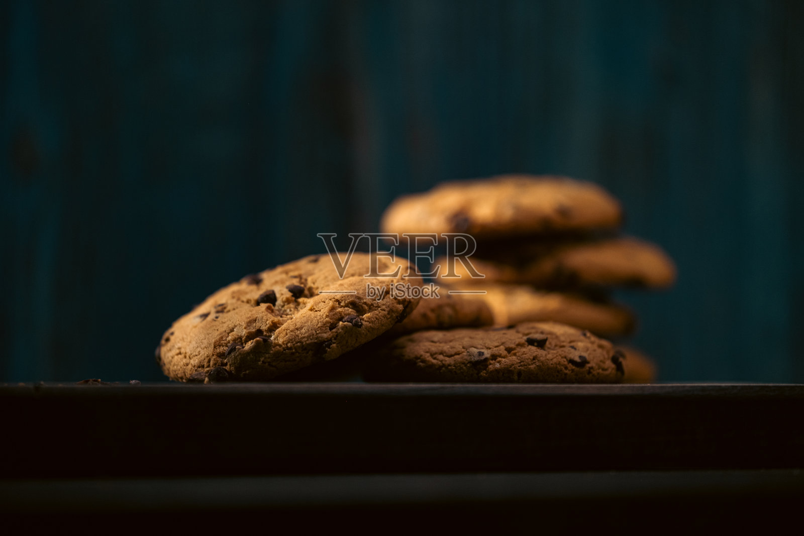木桌上放巧克力饼干。照片摄影图片