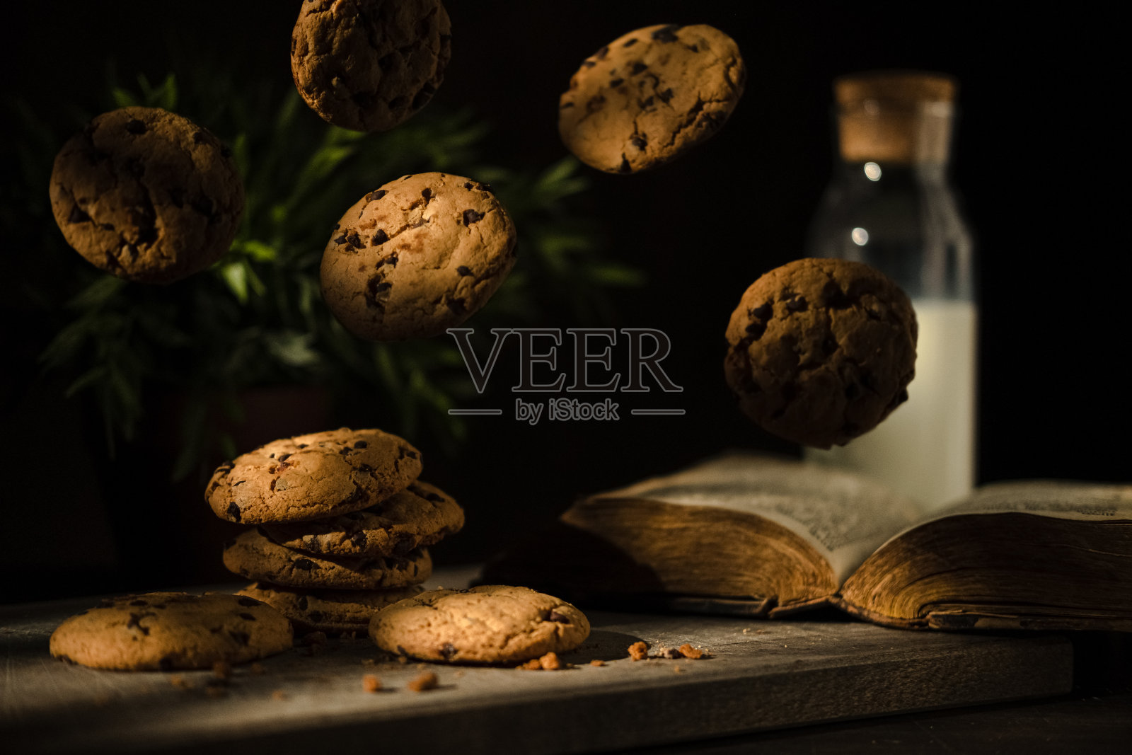 浮动的饼干。照片摄影图片