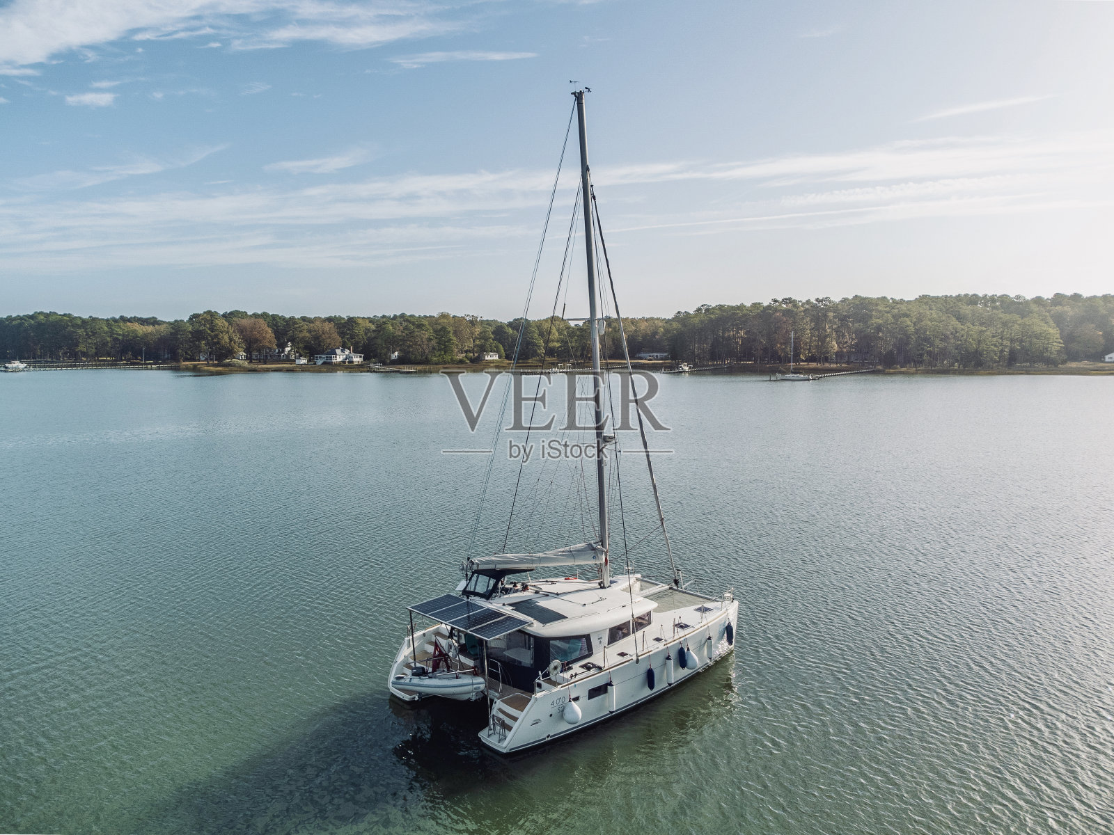 帆船双体船停泊在切萨皮克湾照片摄影图片