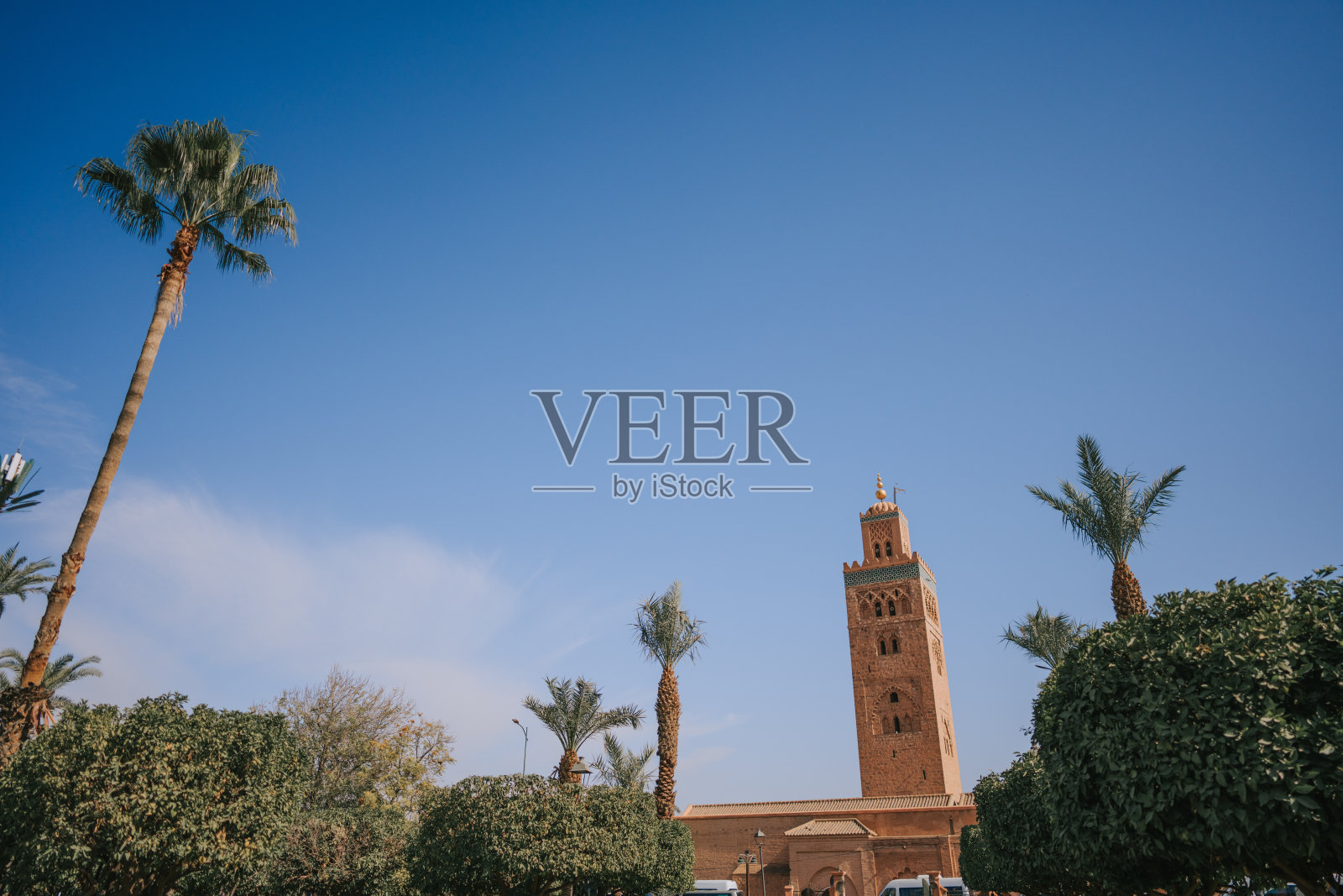 摩洛哥马拉喀什，天空晴朗的库图比亚清真寺照片摄影图片