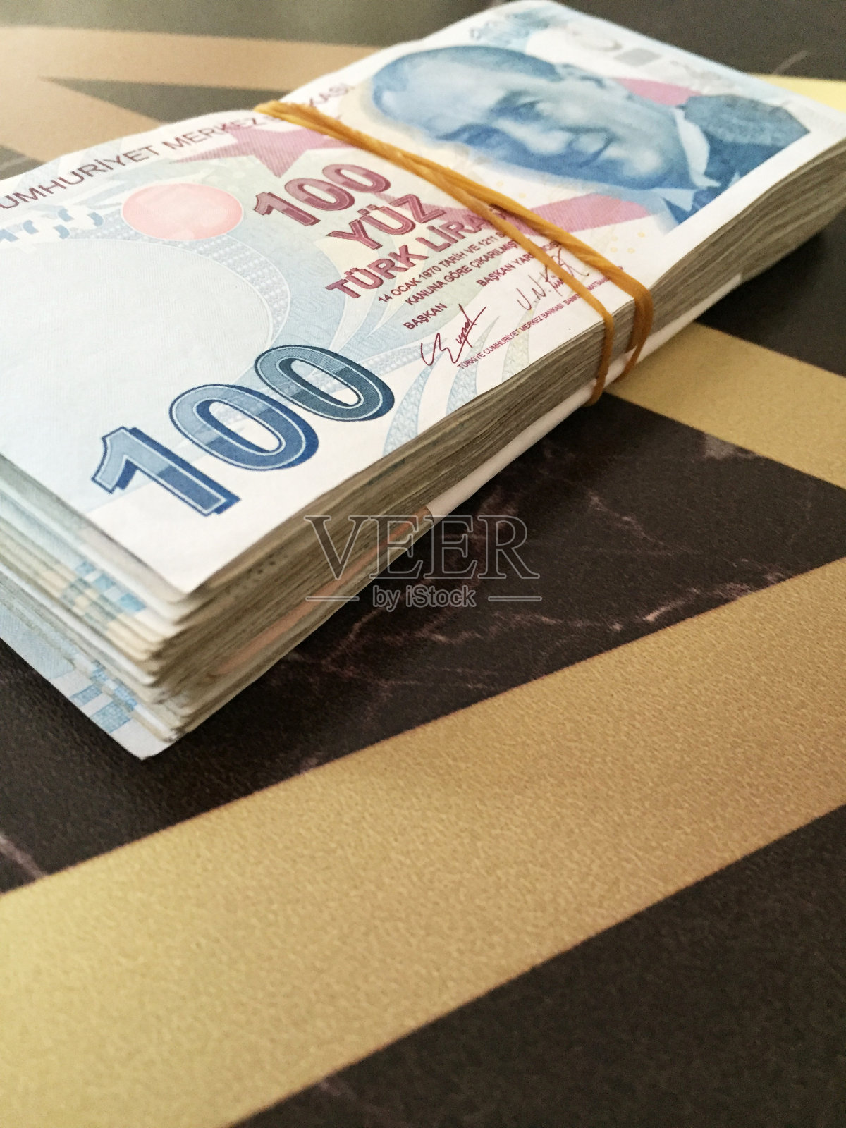 土耳其钞票，桌上有一捆土耳其钱照片摄影图片