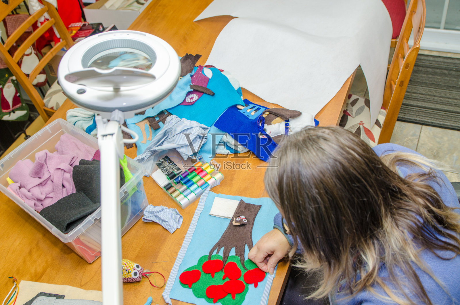 成熟的女人在缝一本安静的书照片摄影图片