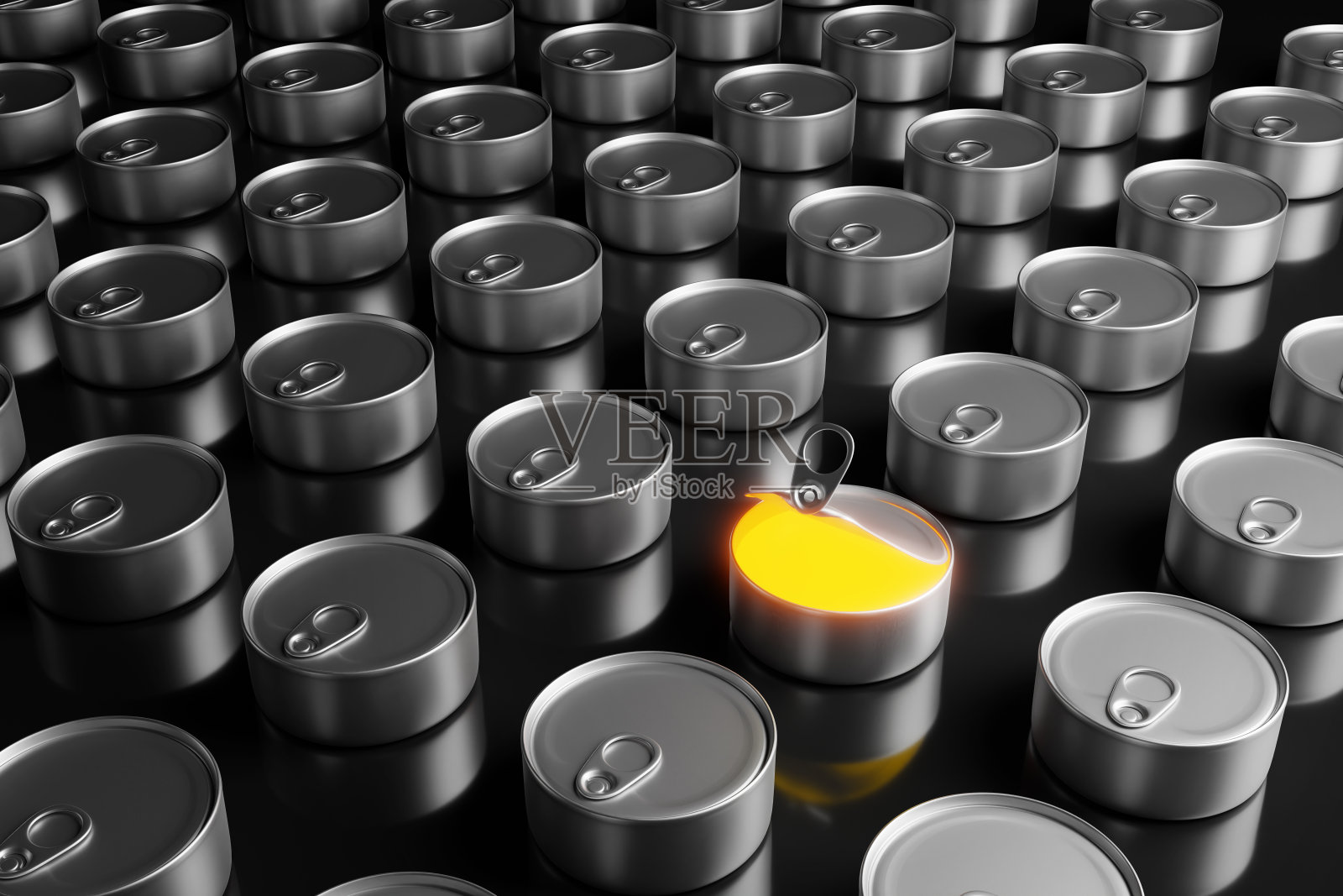 阵列金属食品罐与一个盖子打开显示金色内容在里面。说明罐头食品的概念和食物选择照片摄影图片