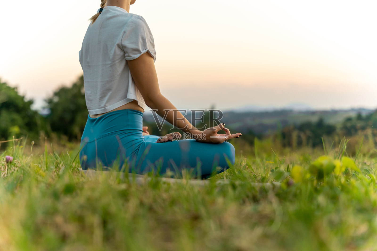 低部分的妇女与手印手势冥想在莲花位置照片摄影图片