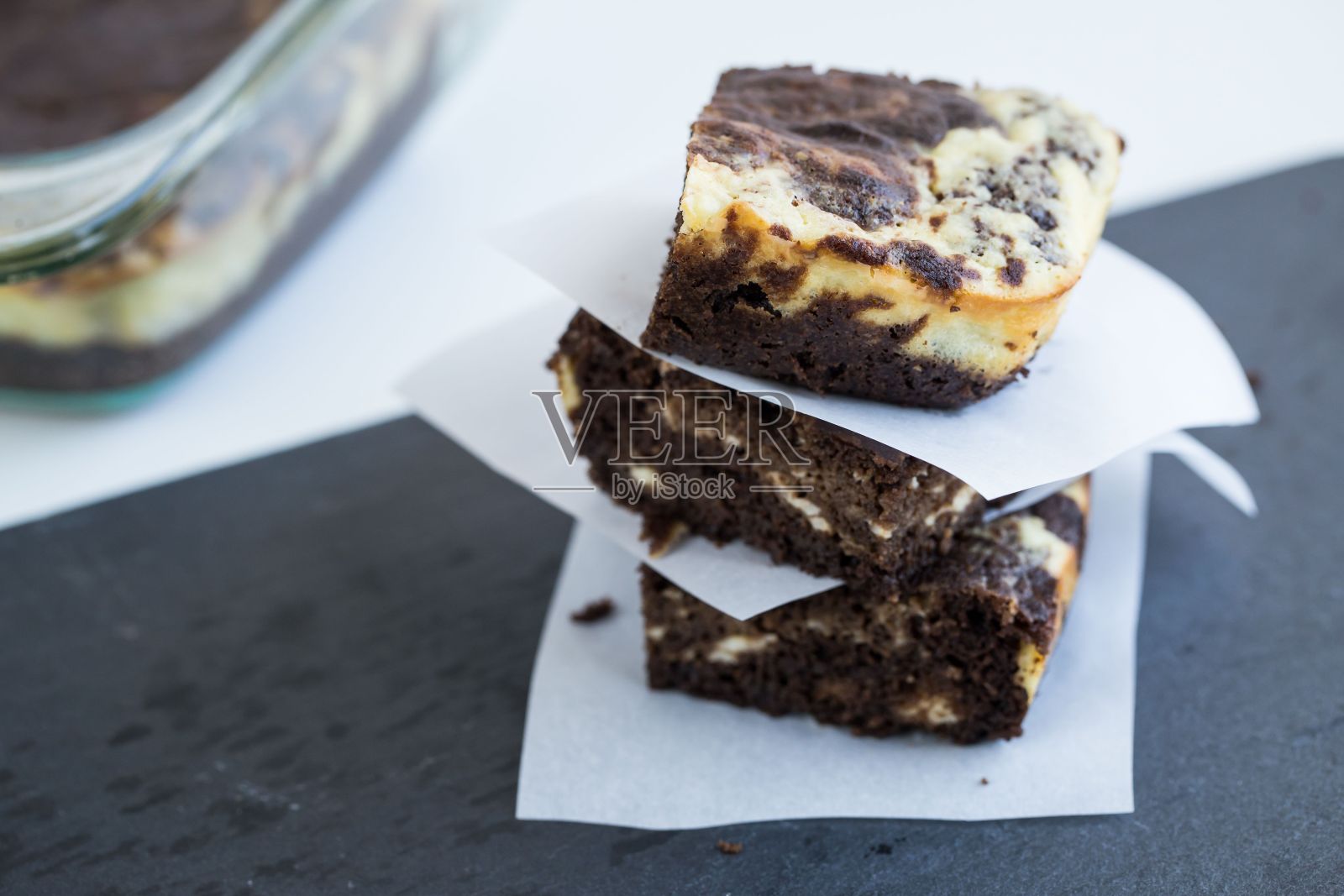 靠近玻璃容器的方形饼干堆叠在一起的特写照片摄影图片