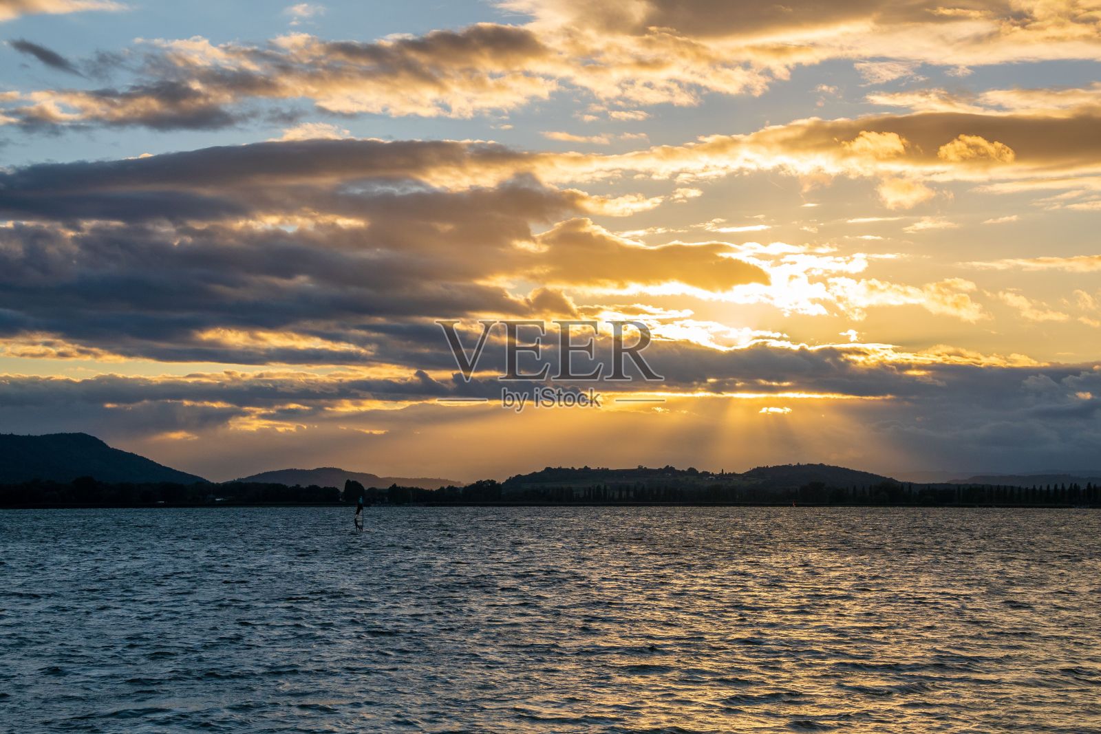 湖面反射着阳光的田园风光照片摄影图片