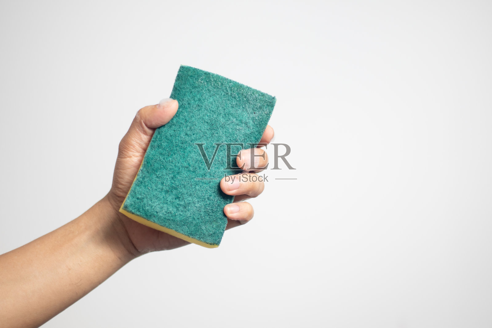 手拿有泡泡的海绵照片摄影图片