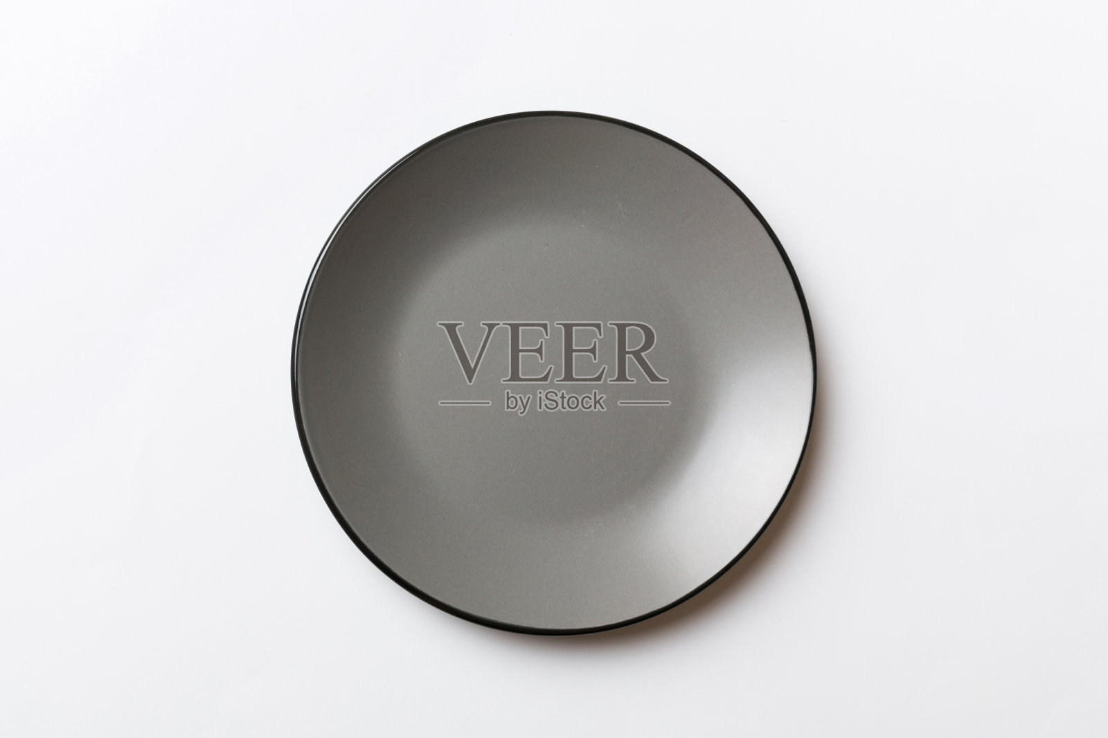 顶视图隔离的彩色背景空圆形的灰色盘子的食物。为你的设计腾出空间照片摄影图片