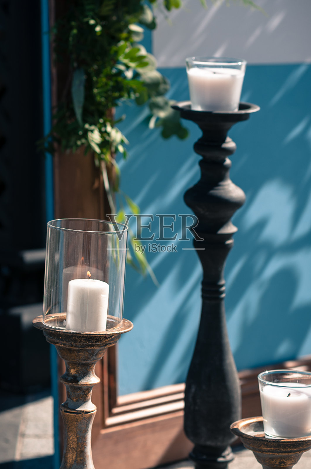 户外高大的铜烛台上放着白色的蜡烛照片摄影图片