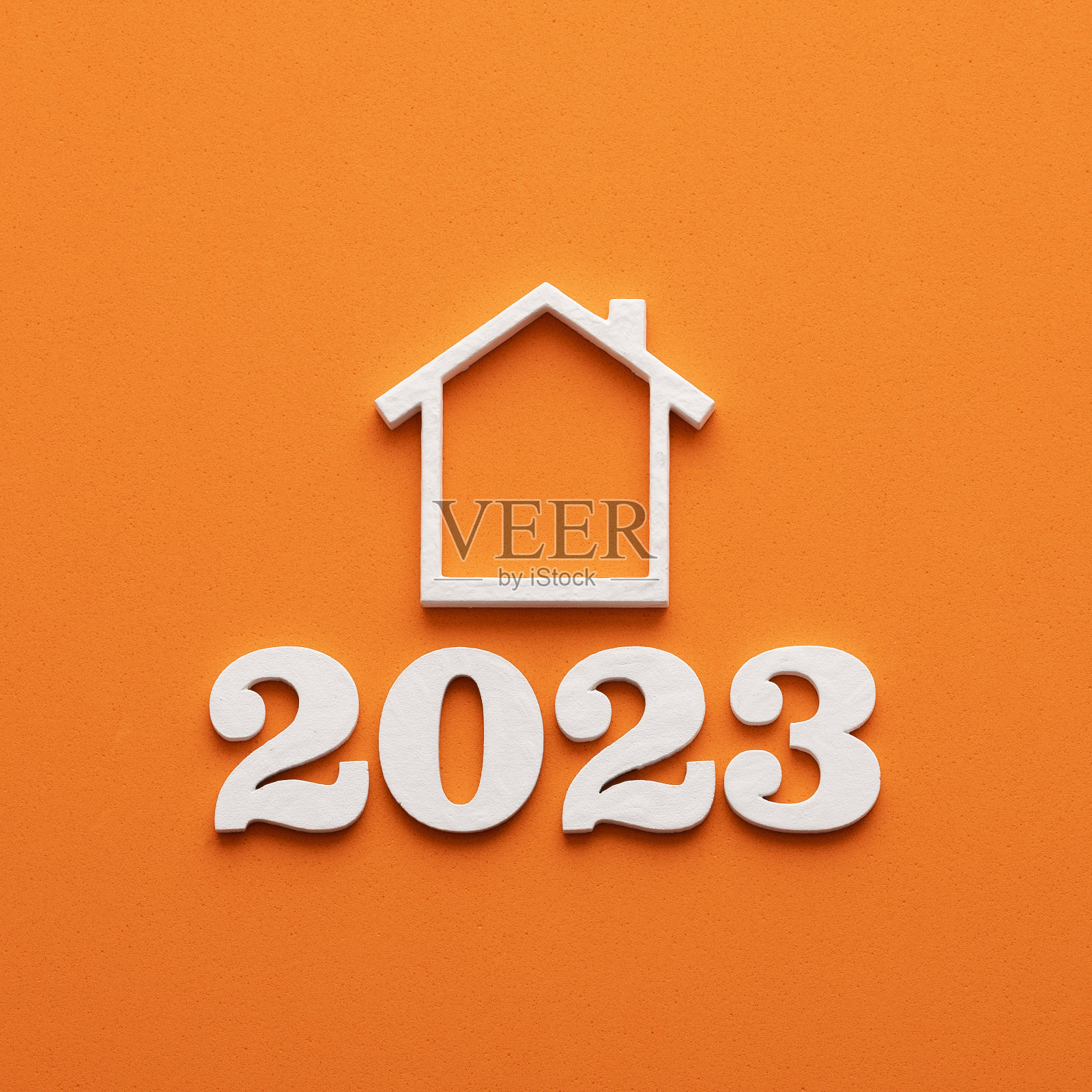 2023年的住房成本-橙色泡沫上的白色房子照片摄影图片