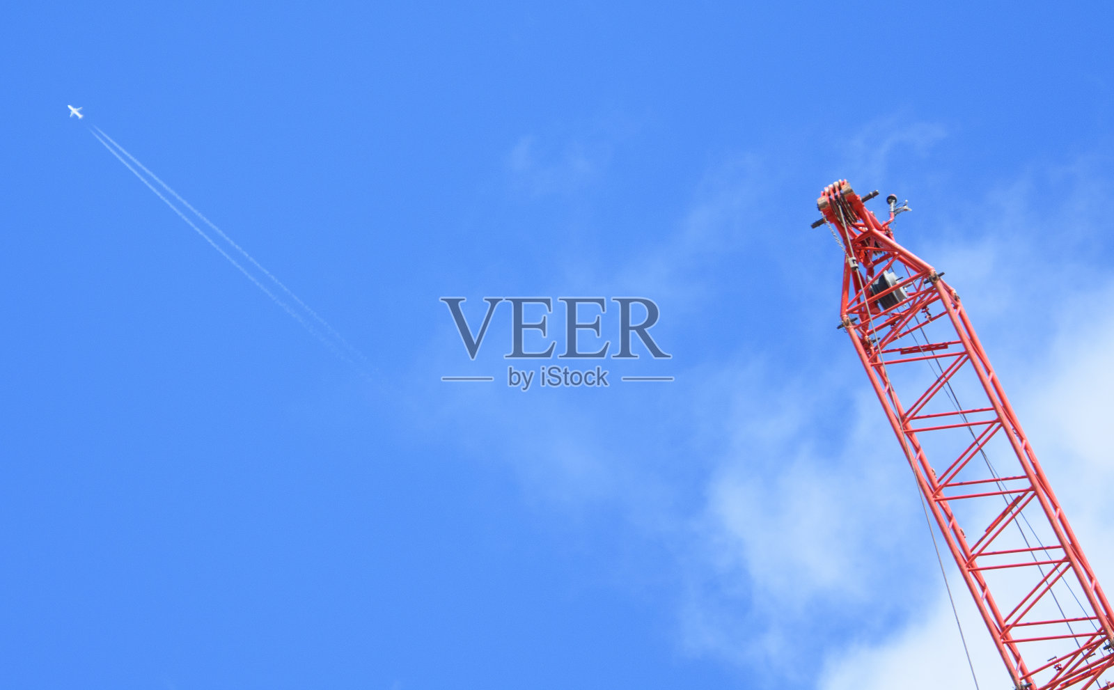 巨型起重机和喷气式飞机照片摄影图片