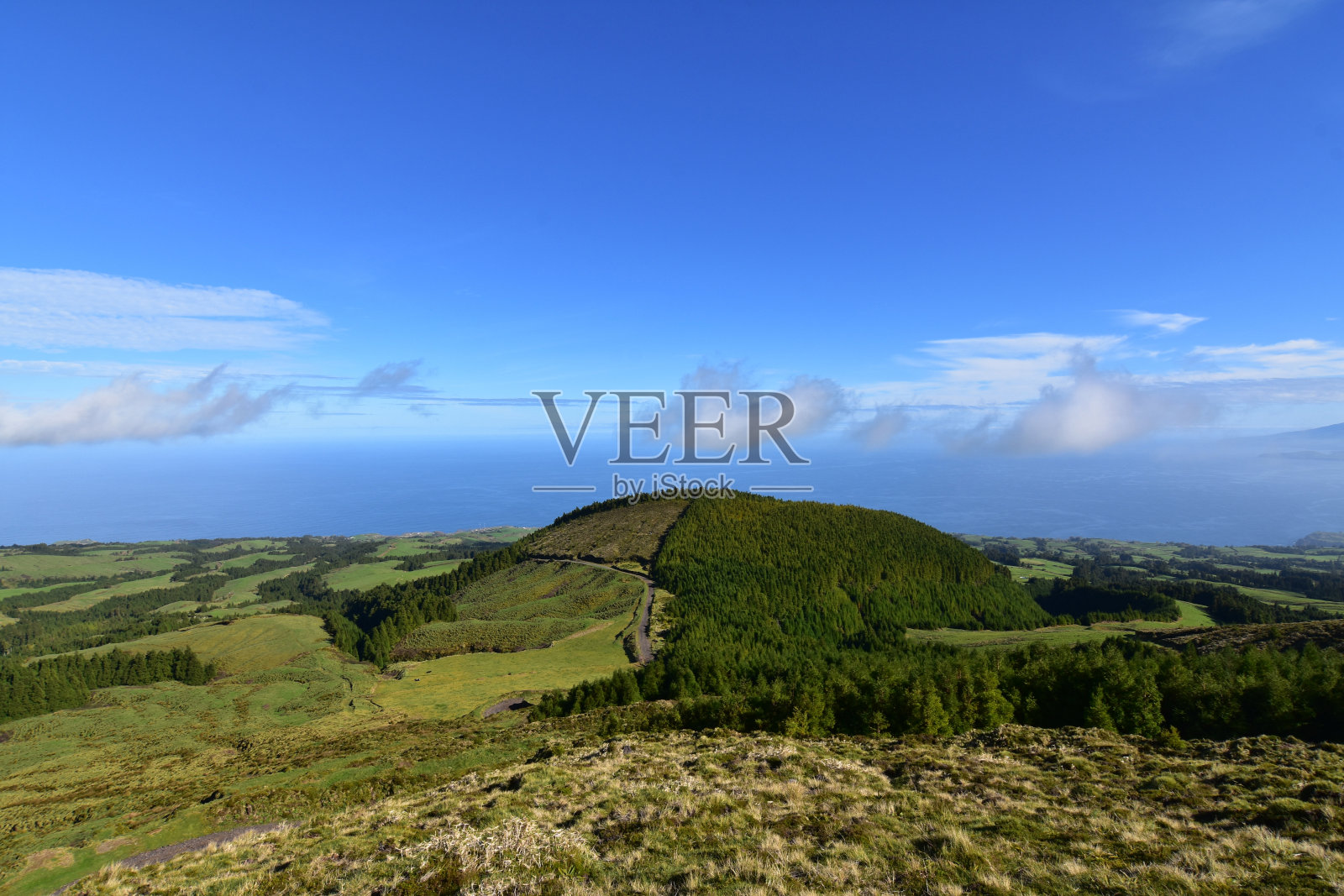 亚速尔群岛上起伏的火山丘陵和山谷照片摄影图片