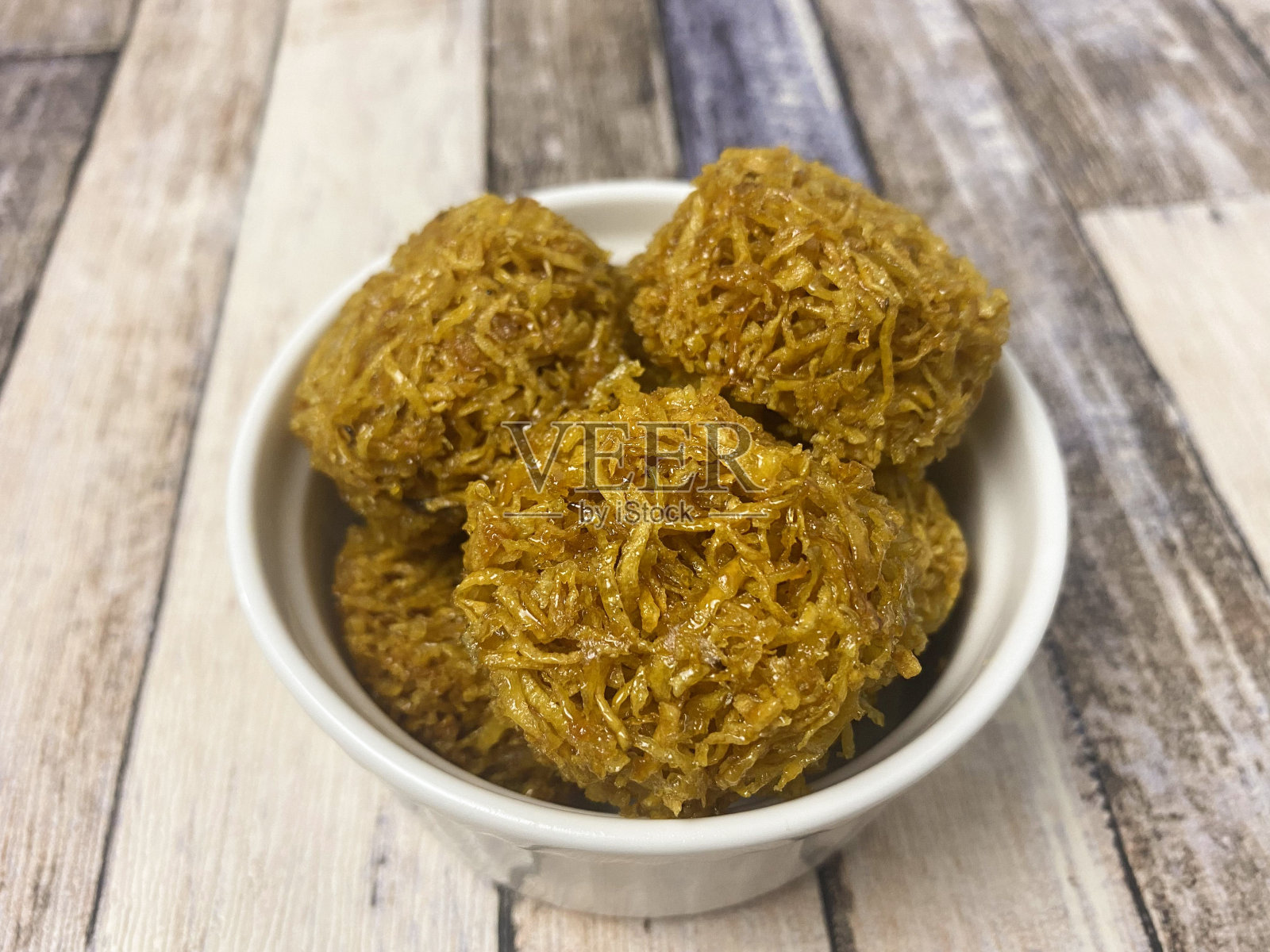 carang mas是一种传统蛋糕，味道香甜。这种传统的蛋糕是用黄色的红薯做成的。照片摄影图片