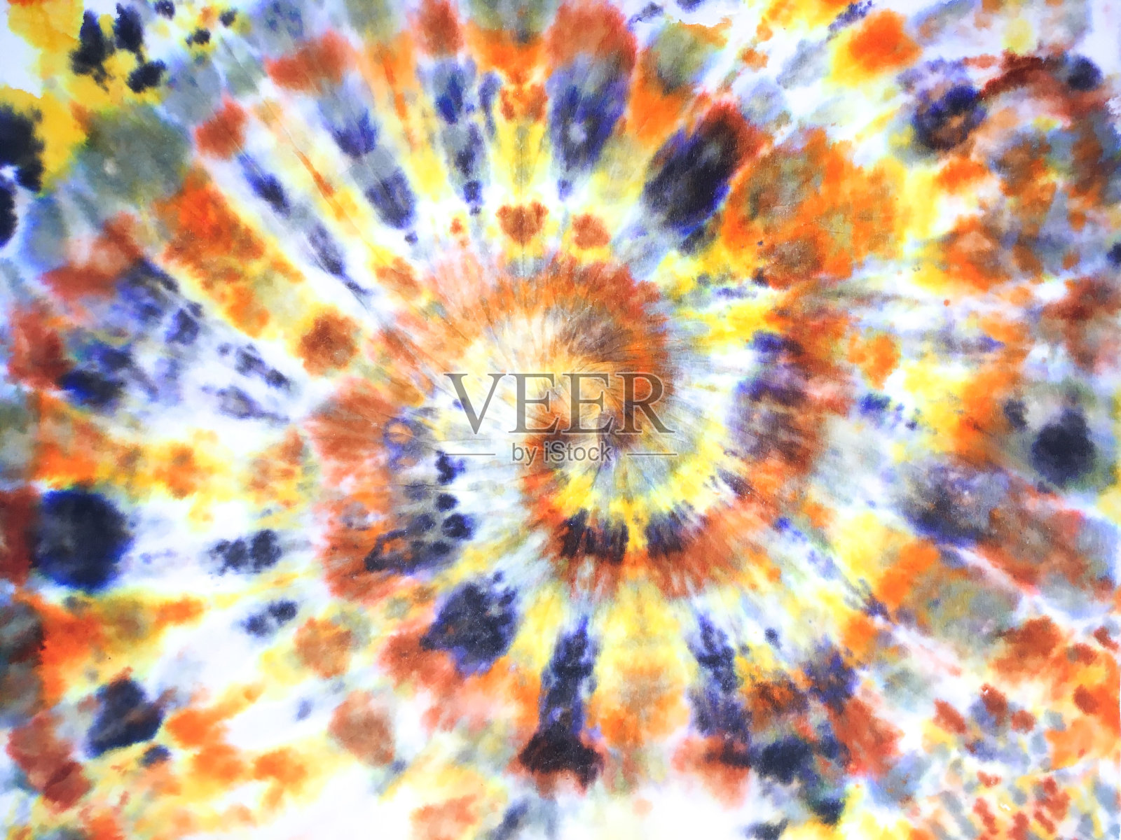 彩色扎染染料的染色纹理。明亮的嬉皮士螺旋扎染。螺旋扎染墙纸条纹。彩色螺旋扎染时尚图案。照片摄影图片